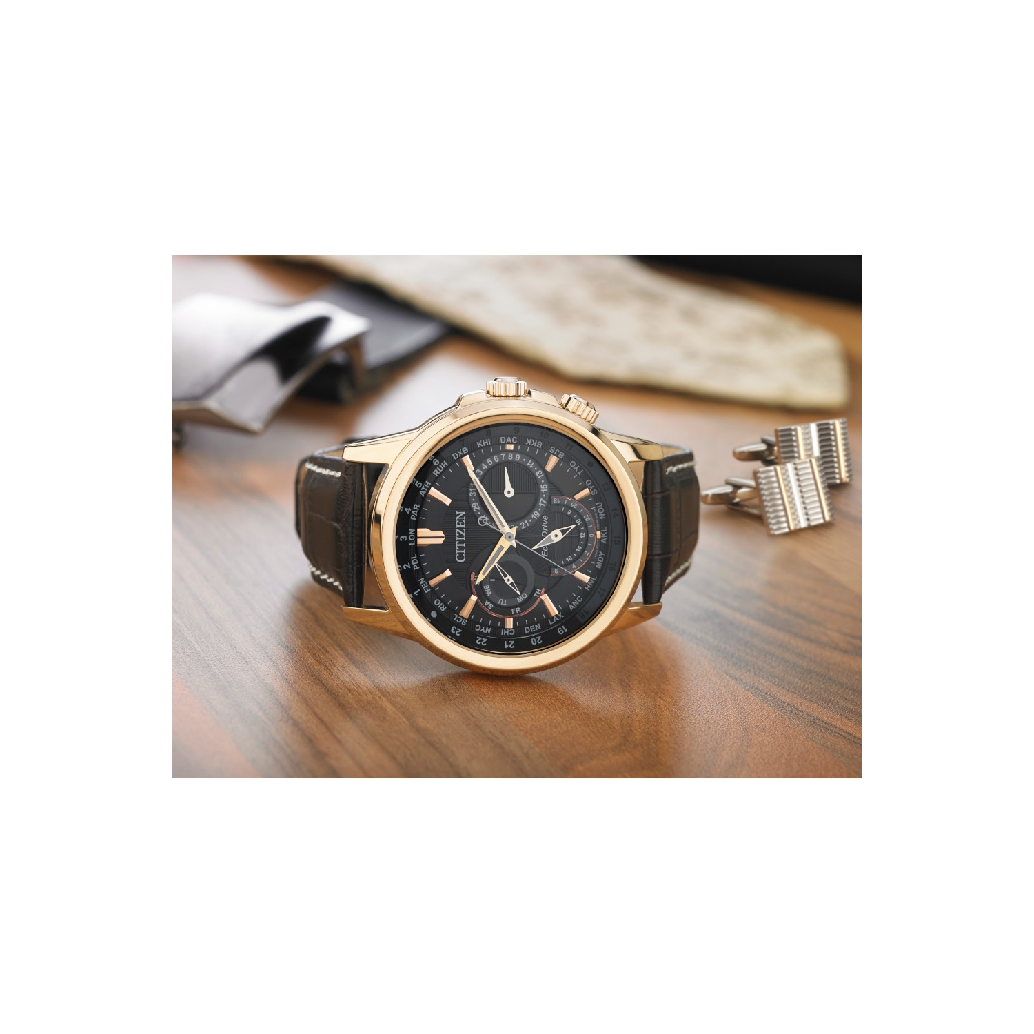 Montre homme Eco-Drive Calendrier de Citizen, 44 mm boîtier inox argenté, bracelet cuir brun et cadran noir