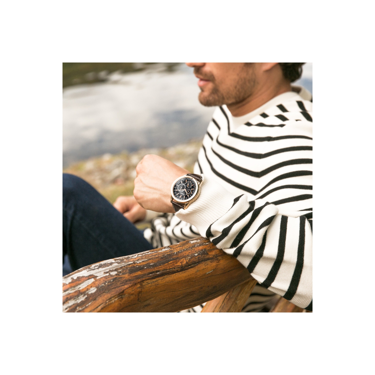 Montre homme Eco-Drive Calendrier de Citizen, 44 mm boîtier inox argenté, bracelet cuir brun et cadran noir