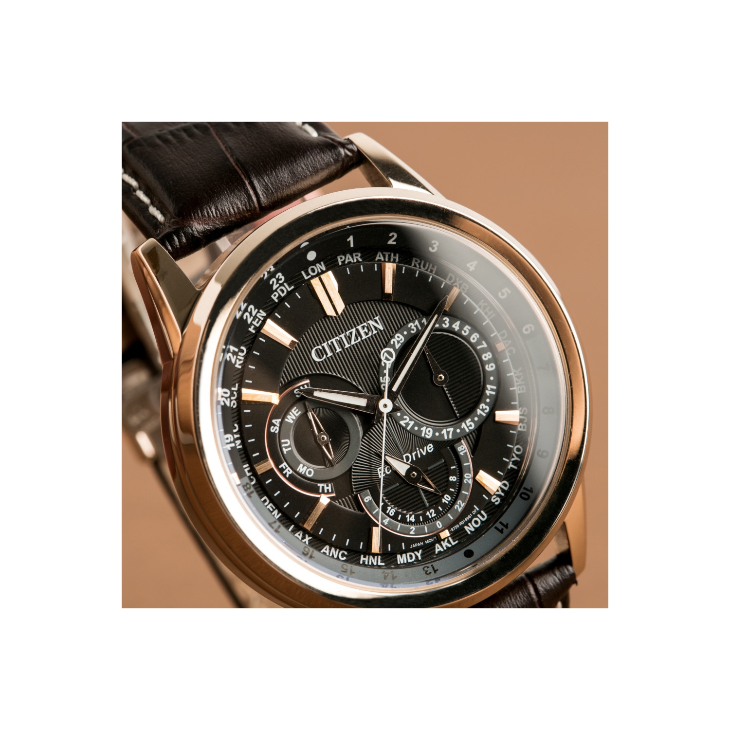 Montre homme Eco-Drive Calendrier de Citizen, 44 mm boîtier inox argenté, bracelet cuir brun et cadran noir