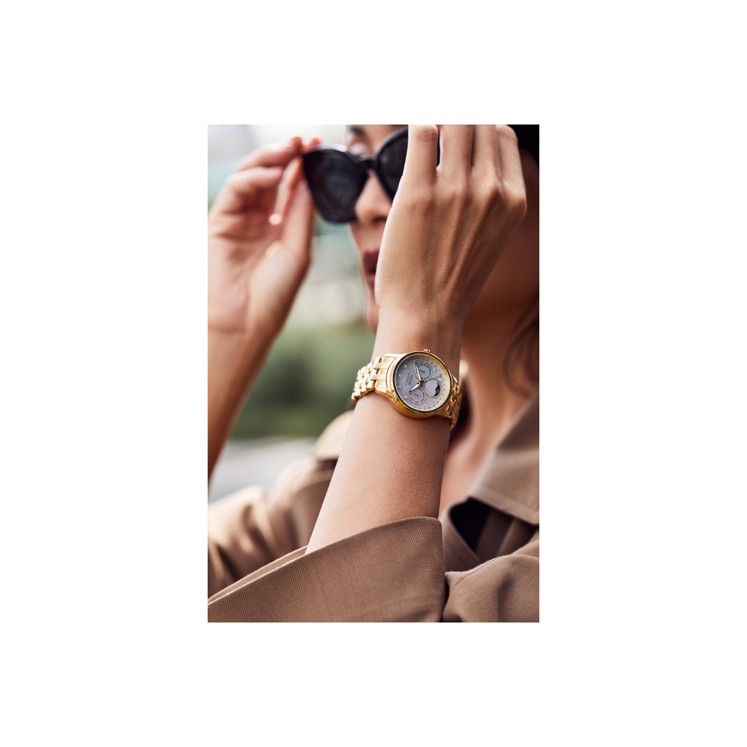 Montre pour femmes Calendrier Eco-Drive de Citizen 37 mm avec boîtier et bracelet en acier inoxydable doré et cadran blanc