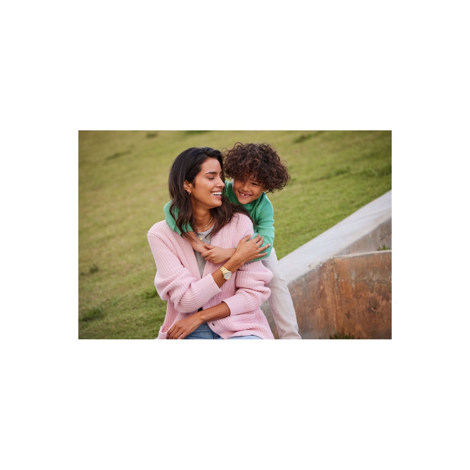 Montre pour femmes Calendrier Eco-Drive de Citizen 37 mm avec boîtier et bracelet en acier inoxydable doré et cadran blanc