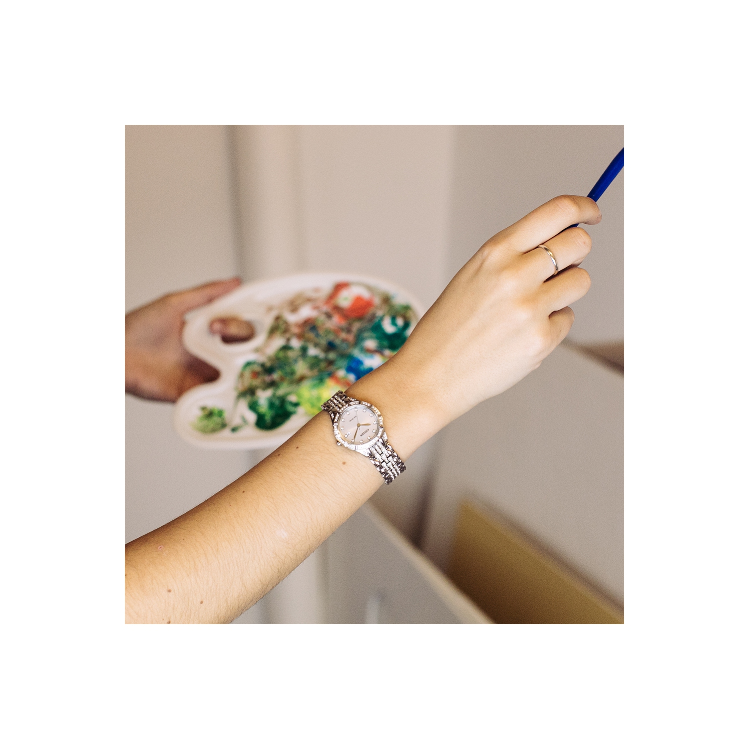 Montre pour femmes Silhouette Crystal Eco-Drive 28 mm de Citizen, boîtier et bracelet en inox argenté avec cadran argenté