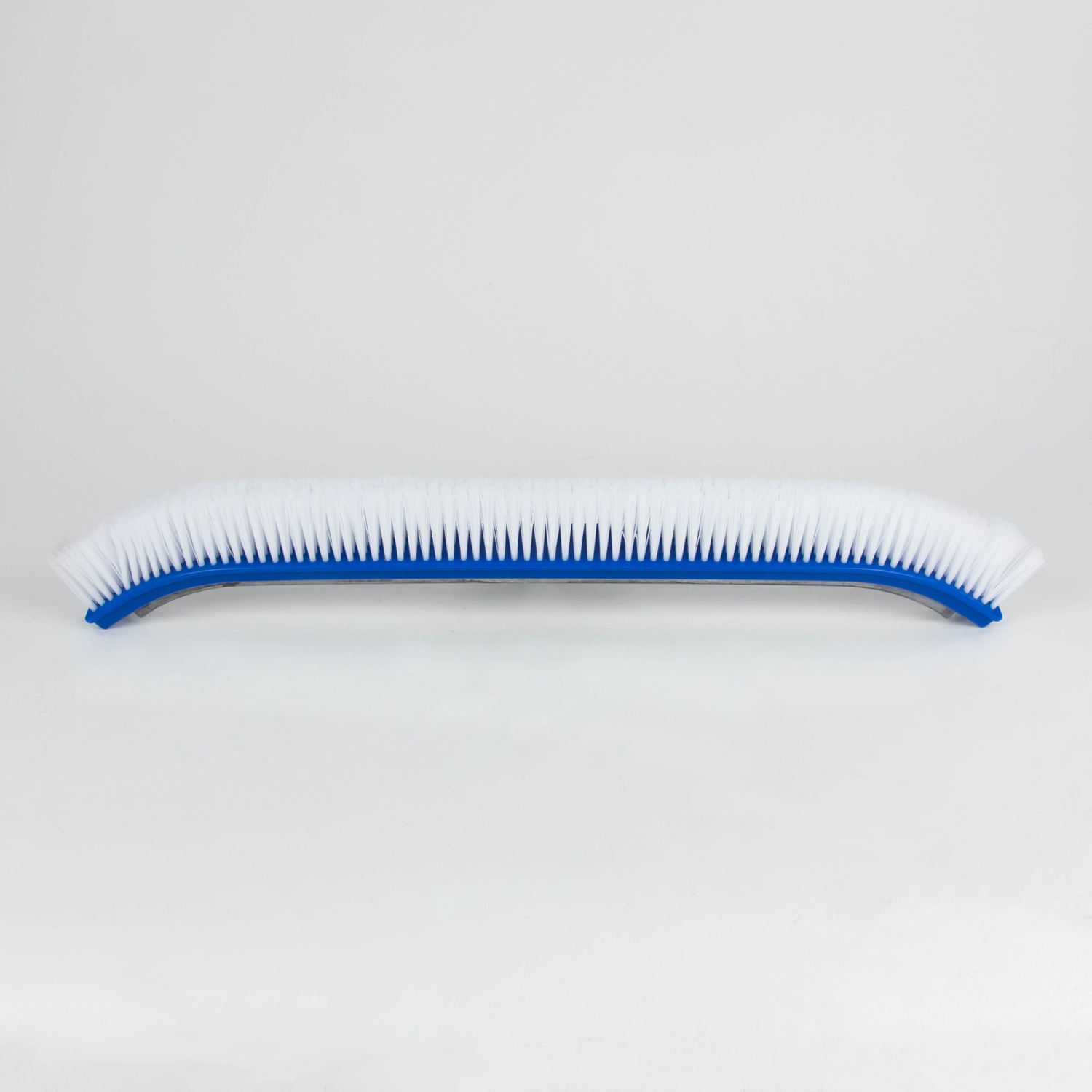 Brosse murale de piscine incurvée grise de 18 po