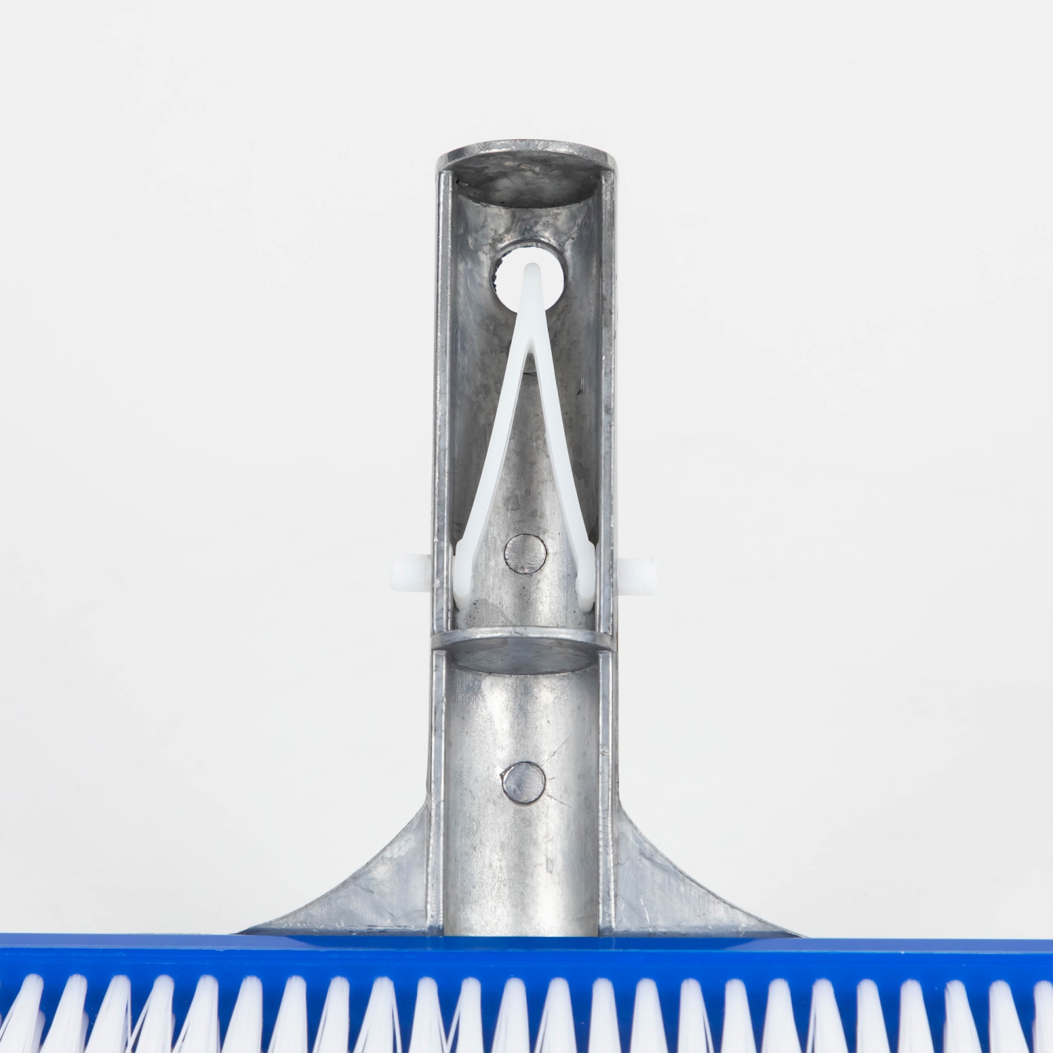 Brosse murale de piscine incurvée grise de 18 po