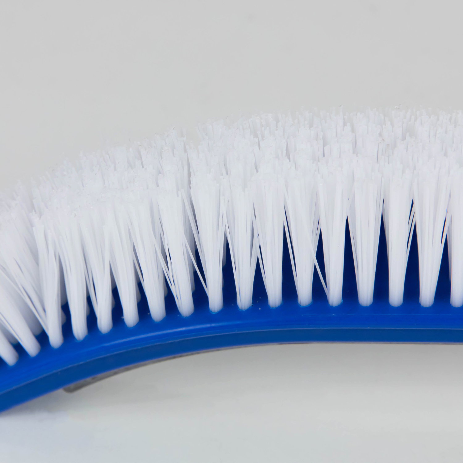 Brosse murale de piscine incurvée grise de 18 po
