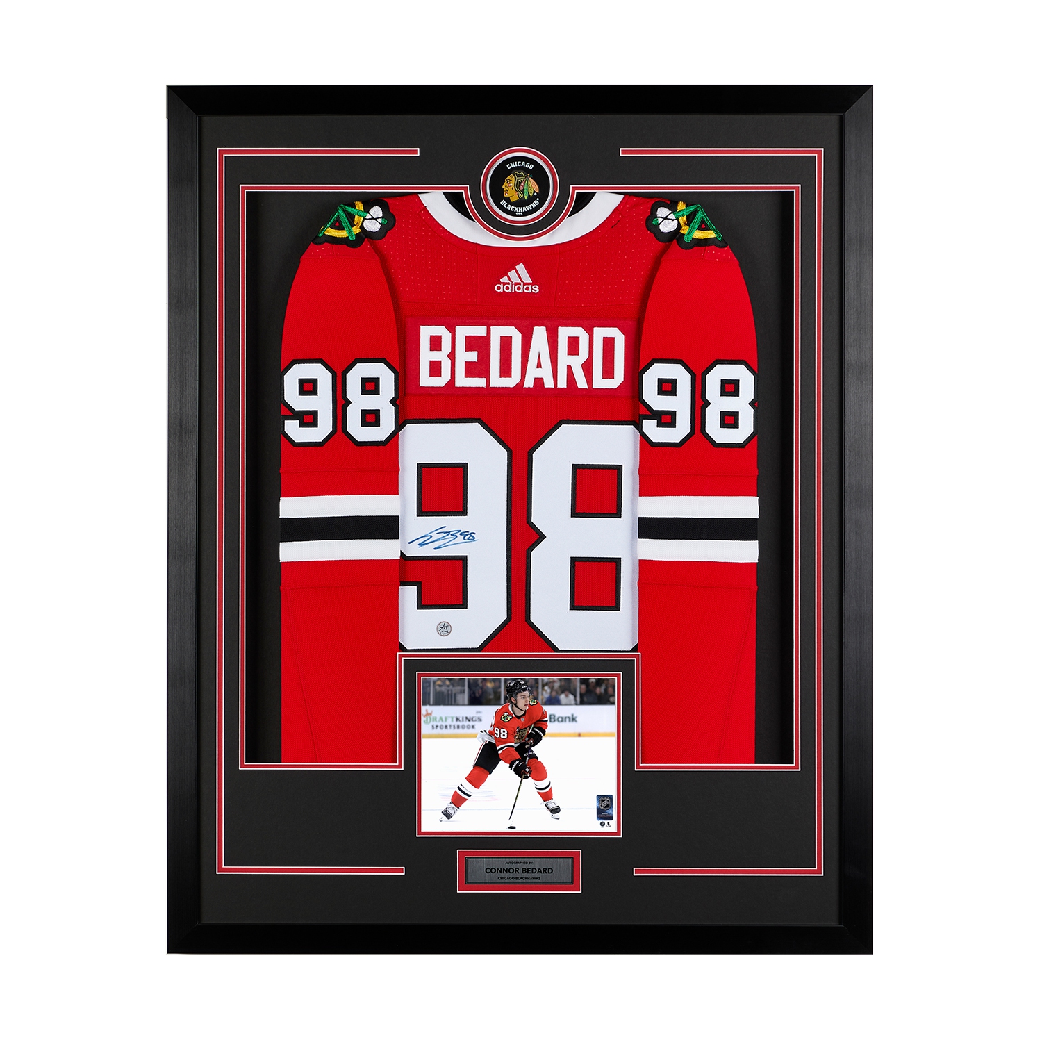 Cadre en jersey de 36 x 44 signé par Connor Bedard avec logo de la rondelle de Chicago