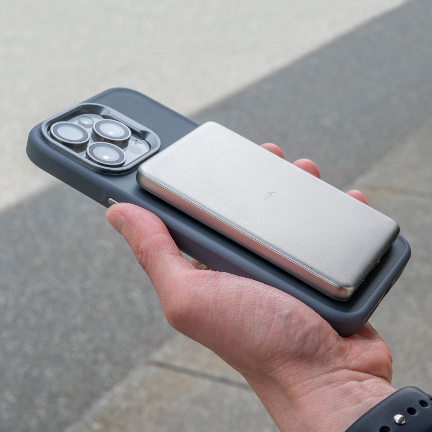 Chargeur portable 20 W 5000 mAh PD Piston Power MagSlim de LOGiiX avec MagSafe - Titane