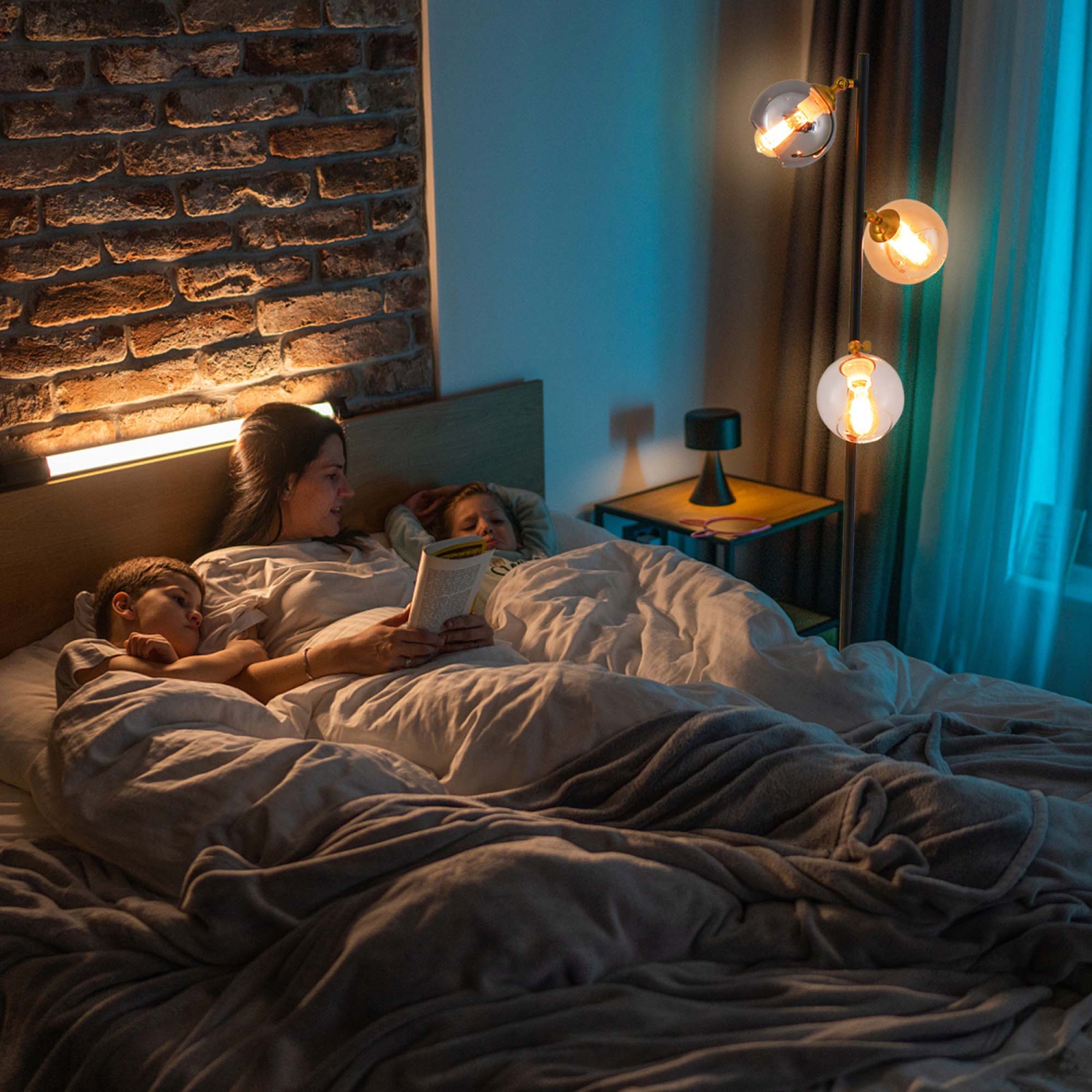 Lampe de plancher autonome du milieu du siècle de Costway avec 3 abat-jour Globe en verre et interrupteur à pied