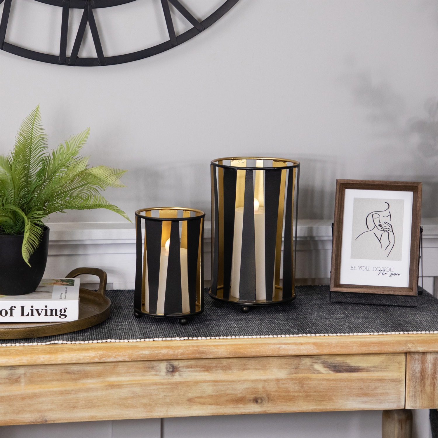 Bougeoirs cylindriques en fer abstraits, 9 po, fini noir et doré, ensemble de 2