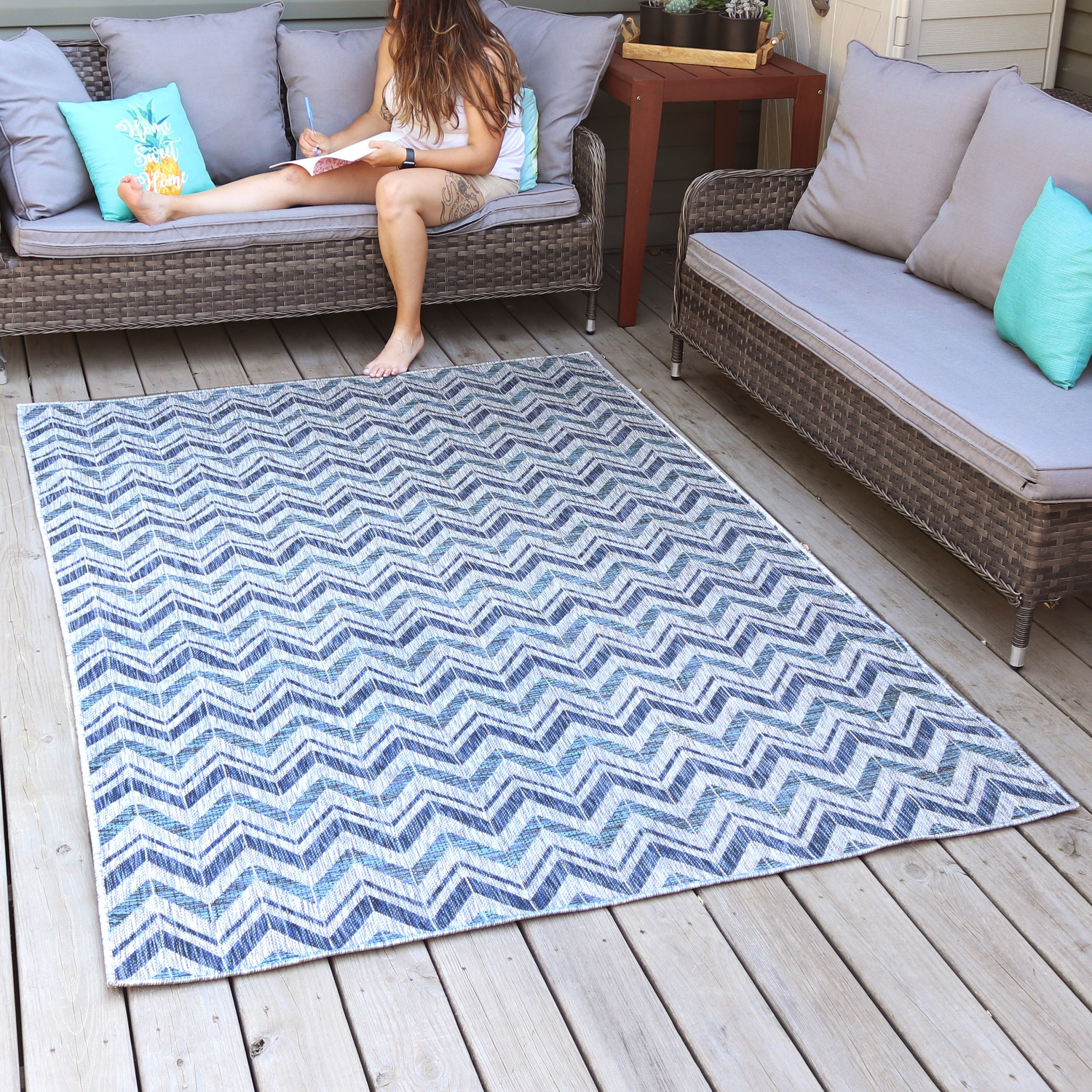 Tapis d'extérieur Chevron Dreams de Sunnydaze - Bleu/Gris - 5&nbsp;pi x 7&nbsp;pi