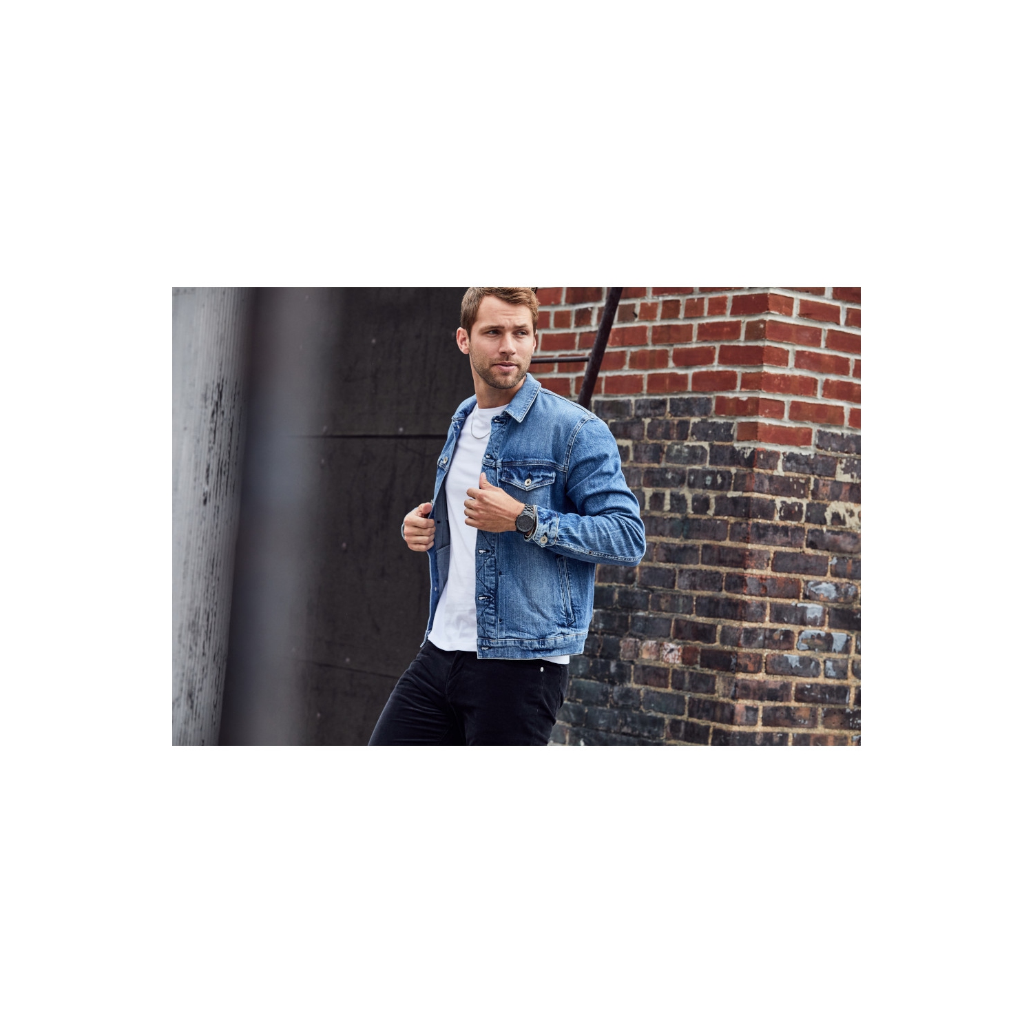 Montre pour hommes Nighthawk japonaise Eco-Drive 42 mm de Citizen avec boîtier et bracelet en inox noir et cadran noir