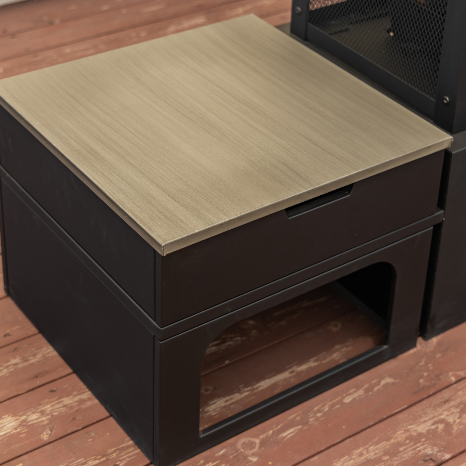 Foyer à bois rectangulaire extérieur en acier de 70 po de Deko Living avec rangement pour bûches, tisonnier et tables d'appoint