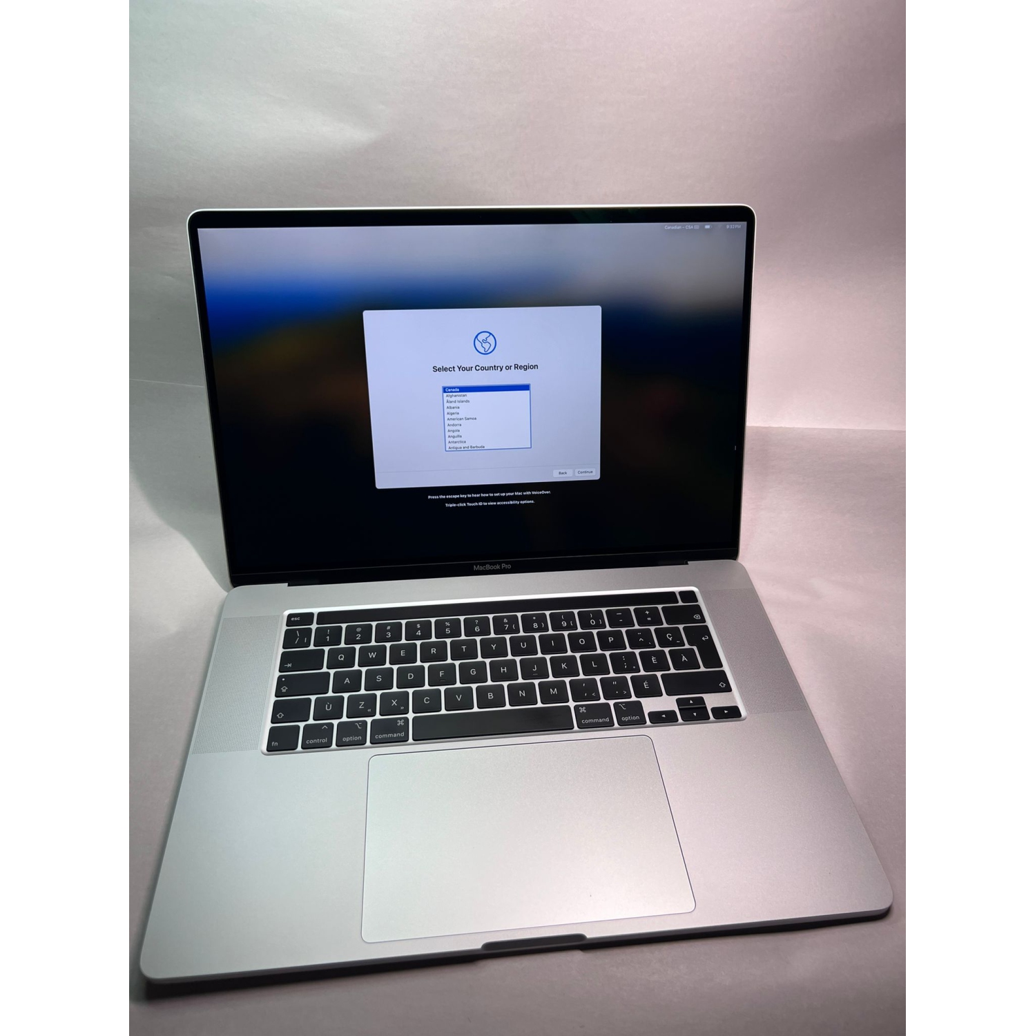 Remis à neuf excellent MacBook Pro 16 po 2019 Go d'Apple, gris cosmique/argenté 2,6ghz i7 clavier français 512 Go de 16 Go + garantie de 1