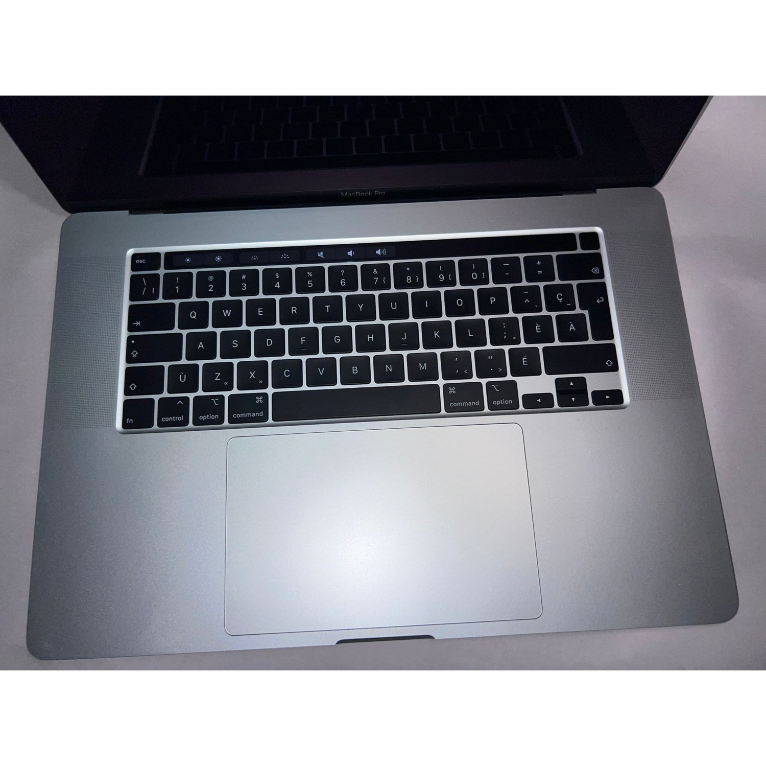 Remis à neuf excellent MacBook Pro 16 po 2019 Go d'Apple, gris cosmique/argenté 2,6ghz i7 clavier français 512 Go de 16 Go + garantie de 1
