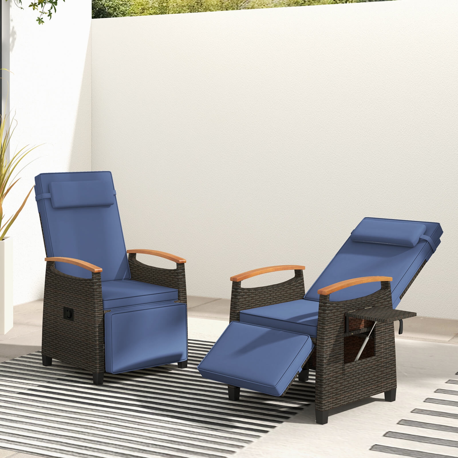 Fauteuil de patio inclinable en osier avec repose-pieds rabattable et dossier réglable de Costway 2 pièces, bleu marine