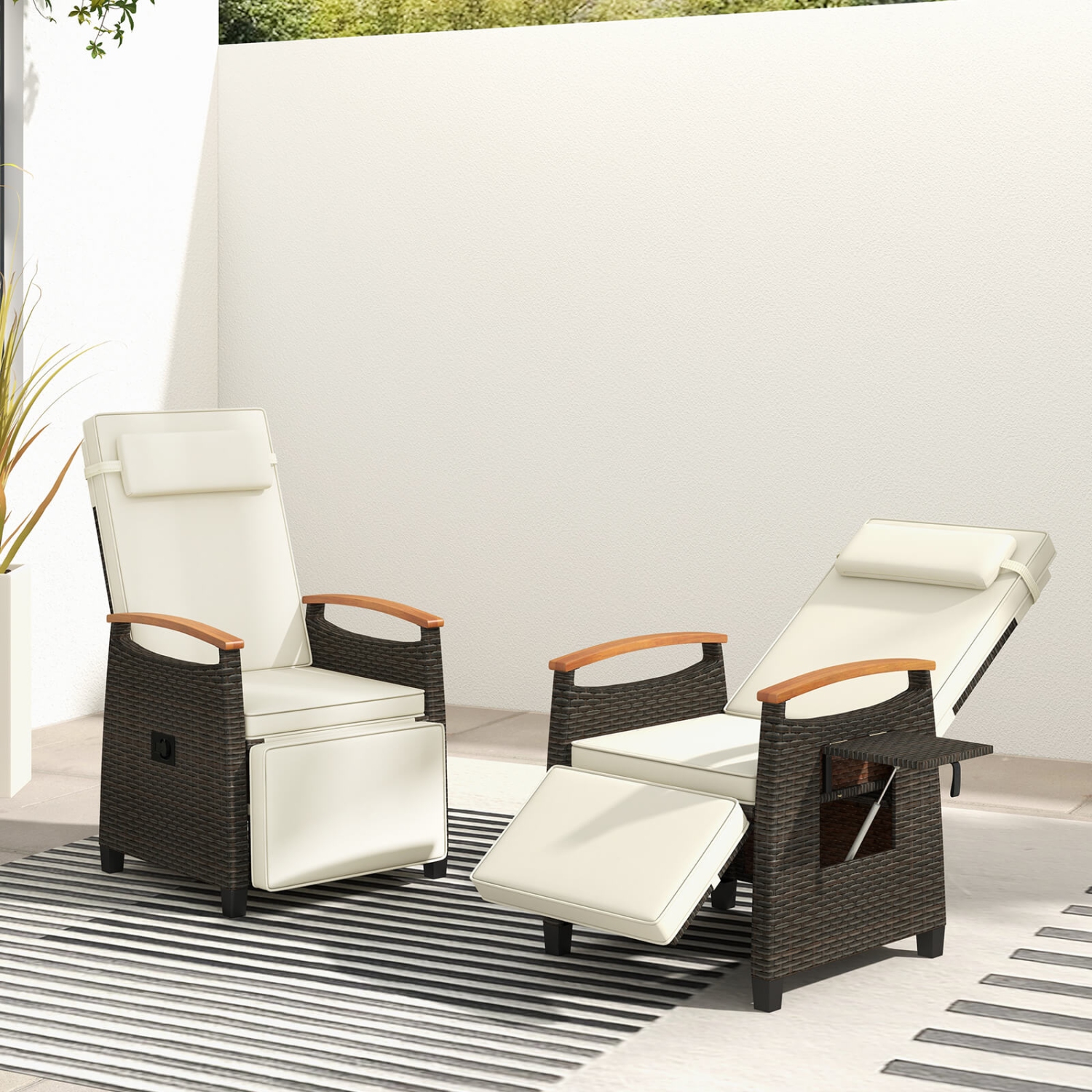 Fauteuil de patio inclinable en osier avec repose-pieds rabattable et dossier réglable de Costway 1 - Blanc