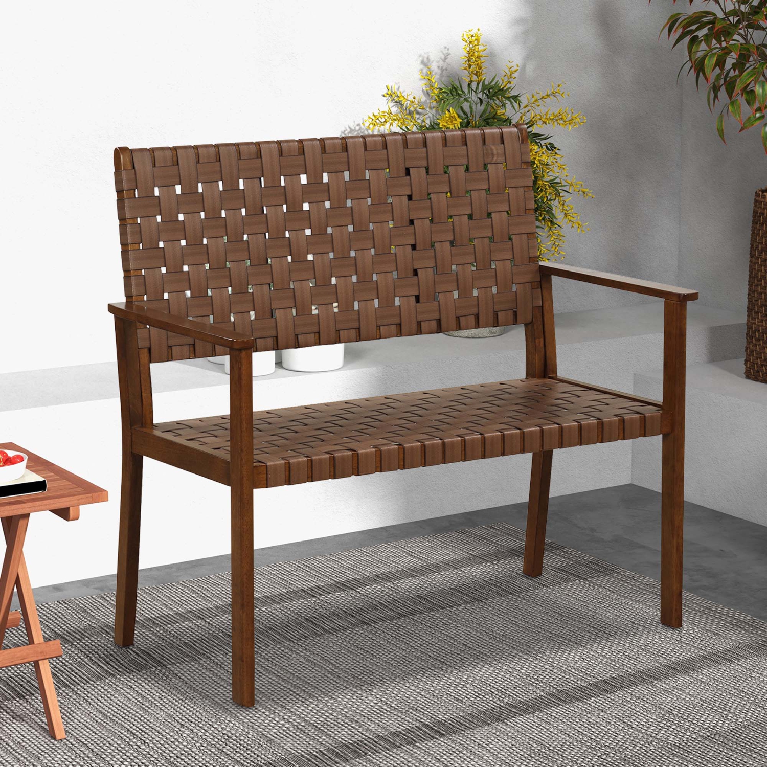 Banc résistant aux intempéries avec causeuse de patio, cadre en hévéa massif et cuir pu tissé à la main de Costway