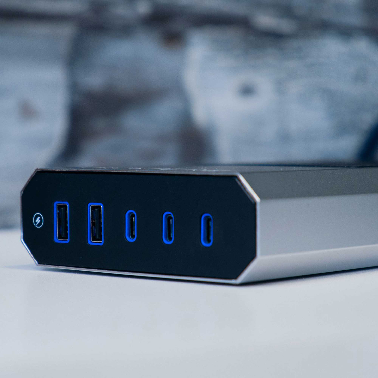 Parasurtenseur à 8 prises avec ports USB Omniport V d'Austere - Gris