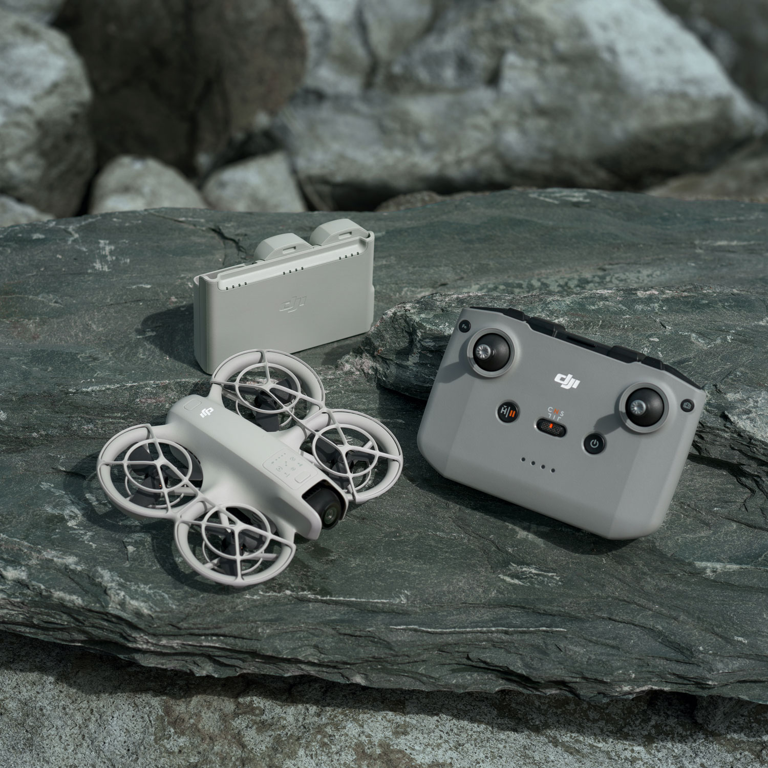 Ensemble Fly More avec drone quadricoptère Neo de DJI, caméra et manette