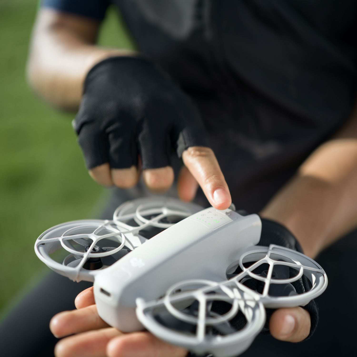 Ensemble Fly More avec drone quadricoptère Neo de DJI, caméra et manette