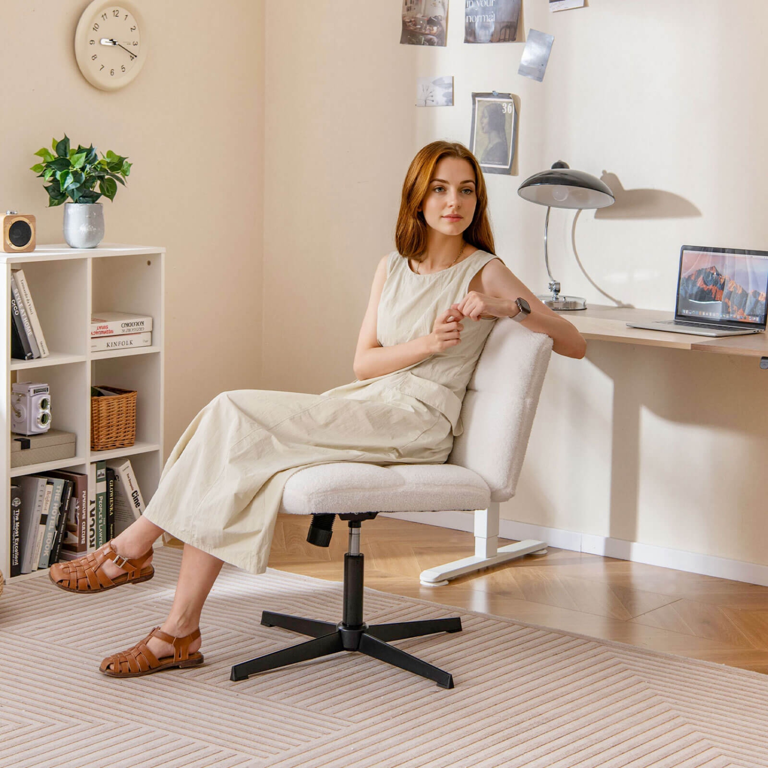 Chaise de bureau sans accoudoirs de Costway avec hauteur réglable, rotation à 360°. Etude en faux tissu doux