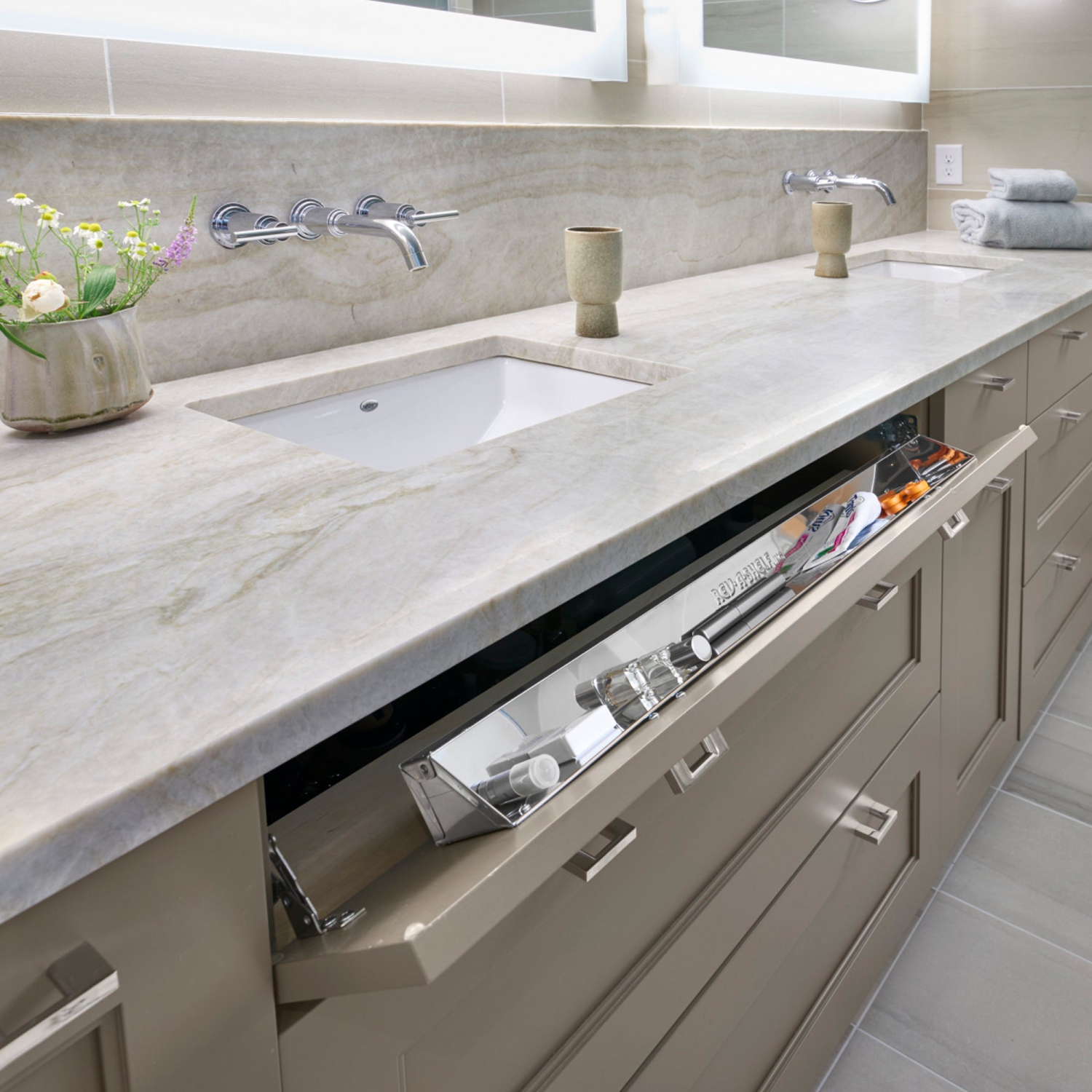 Plateau à pointes de 31 po pour armoire de lavabo à fermeture amortie Rev-A-Shelf 6581-31SC-52