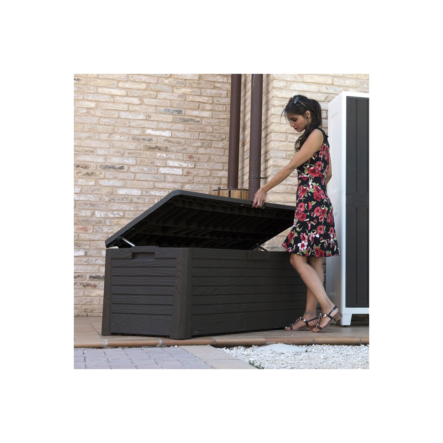 Toomax Florida Heavy Duty 145 Gallon Novel Resin Outdoor Storage Deck Box, Brown