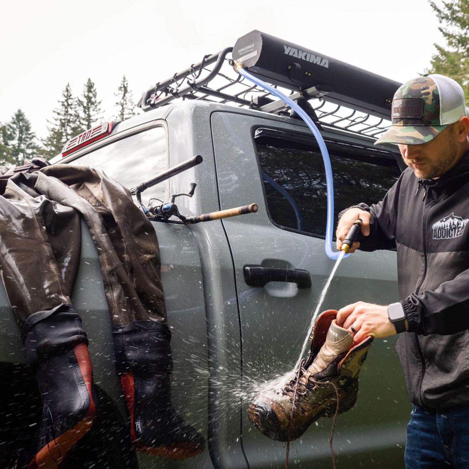 YAKIMA RoadShower – Grand réservoir d’eau sous pression portatif de 10 gallons, noir