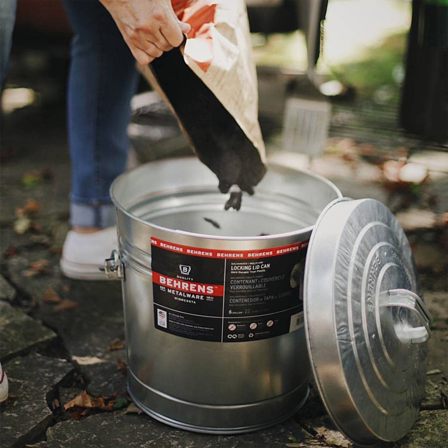 Contenant de rangement en acier galvanisé Behrens de 6 gallons avec couvercle verrouillable et poignée en fil métallique