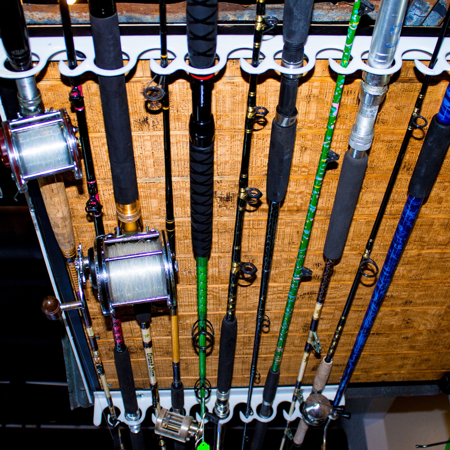 Le porte-cannes à pêche au plafond et au mur Piranha FD011 Original peut contenir 11 cannes