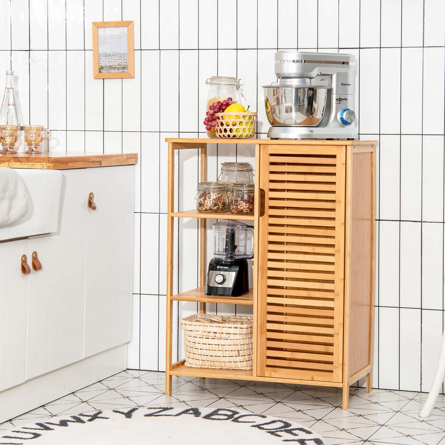 Armoire de salle de bain en bambou de Costway avec porte simple et 3 tablettes ouvertes