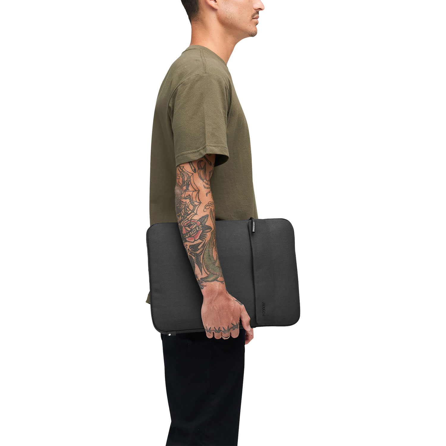 Housse verticale Crosstown d'Incase pour portable de 16 po - Noir