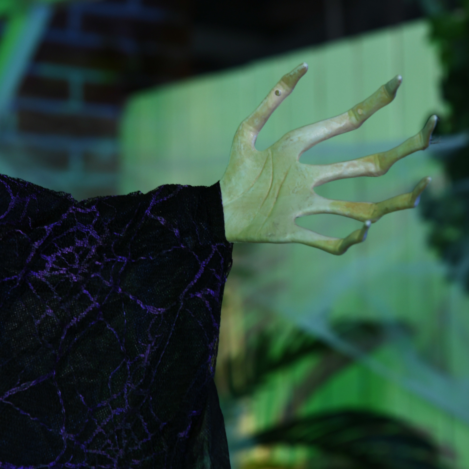 HOMCOM 6' Life Size Witch Outdoor Halloween Decoration, Sound and Motion Activated, Halloween Prop w/ Light Up Eyes, Speak Sound for Haunted House,