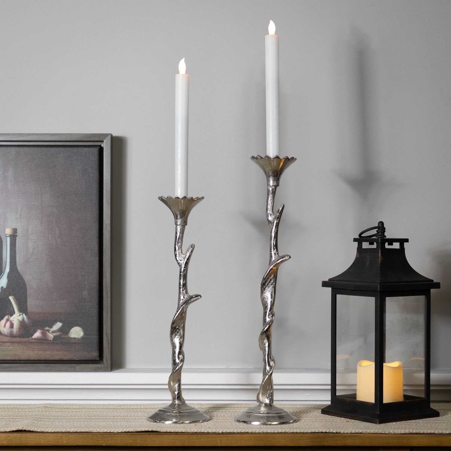 Bougeoirs fuselés en métal à motif floral - 16 po - fini argenté - Ensemble de 2