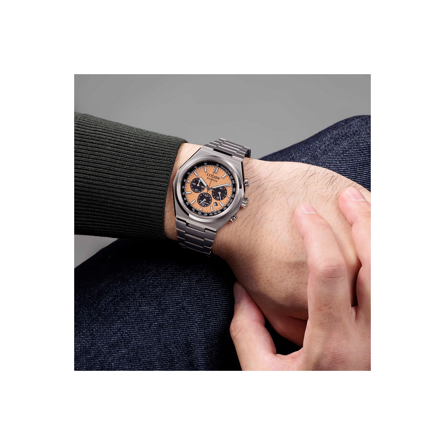 Montre pour hommes Zenshin Chrono Eco-Drive 42,5&nbsp;mm de Citizen, boîtier et bracelet en Super Titanium argenté avec cadran saumon