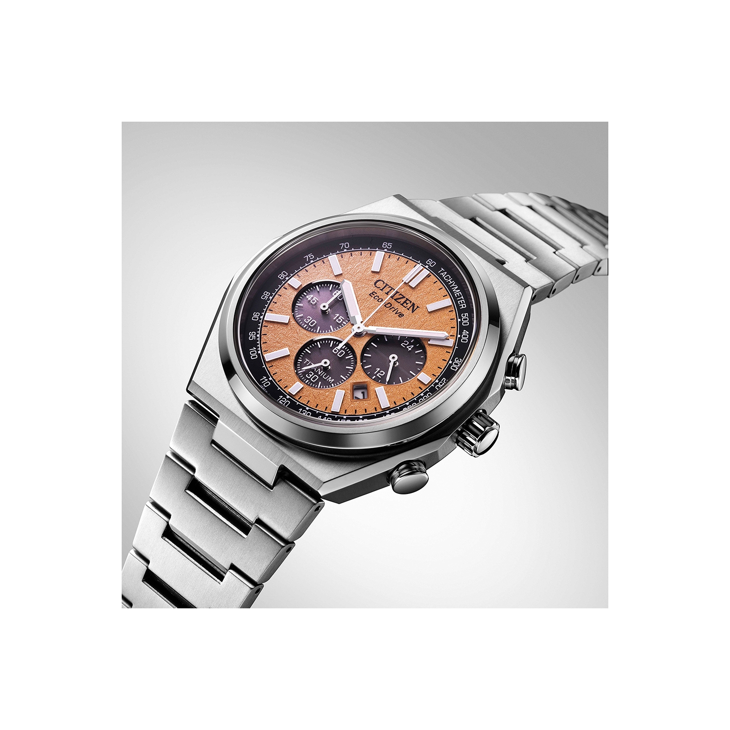 Montre pour hommes Zenshin Chrono Eco-Drive 42,5&nbsp;mm de Citizen, boîtier et bracelet en Super Titanium argenté avec cadran saumon