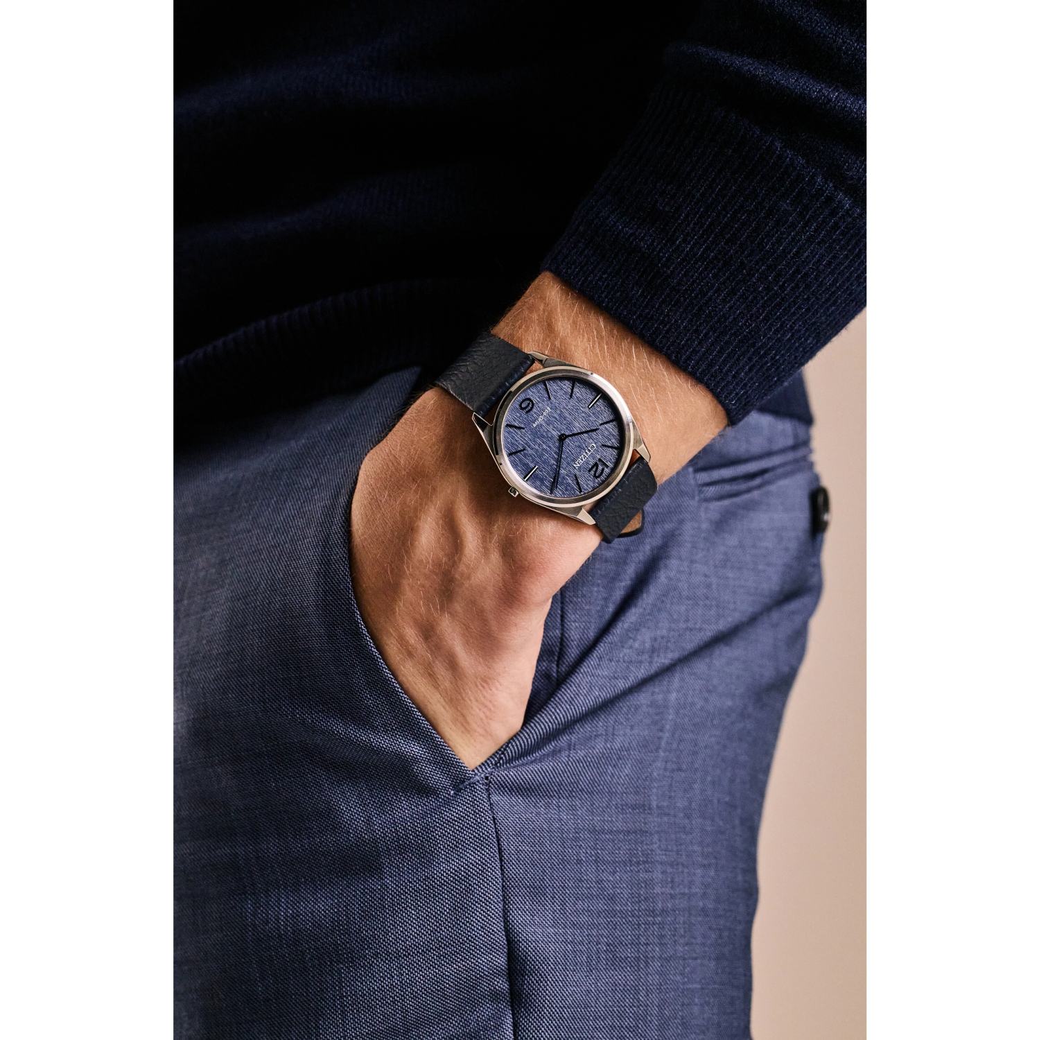 Montre unisexe Suratto Eco-Drive 38,4 mm de Citizen avec boîtier en inox argenté et bracelet en cuir bleu avec cadran bleu