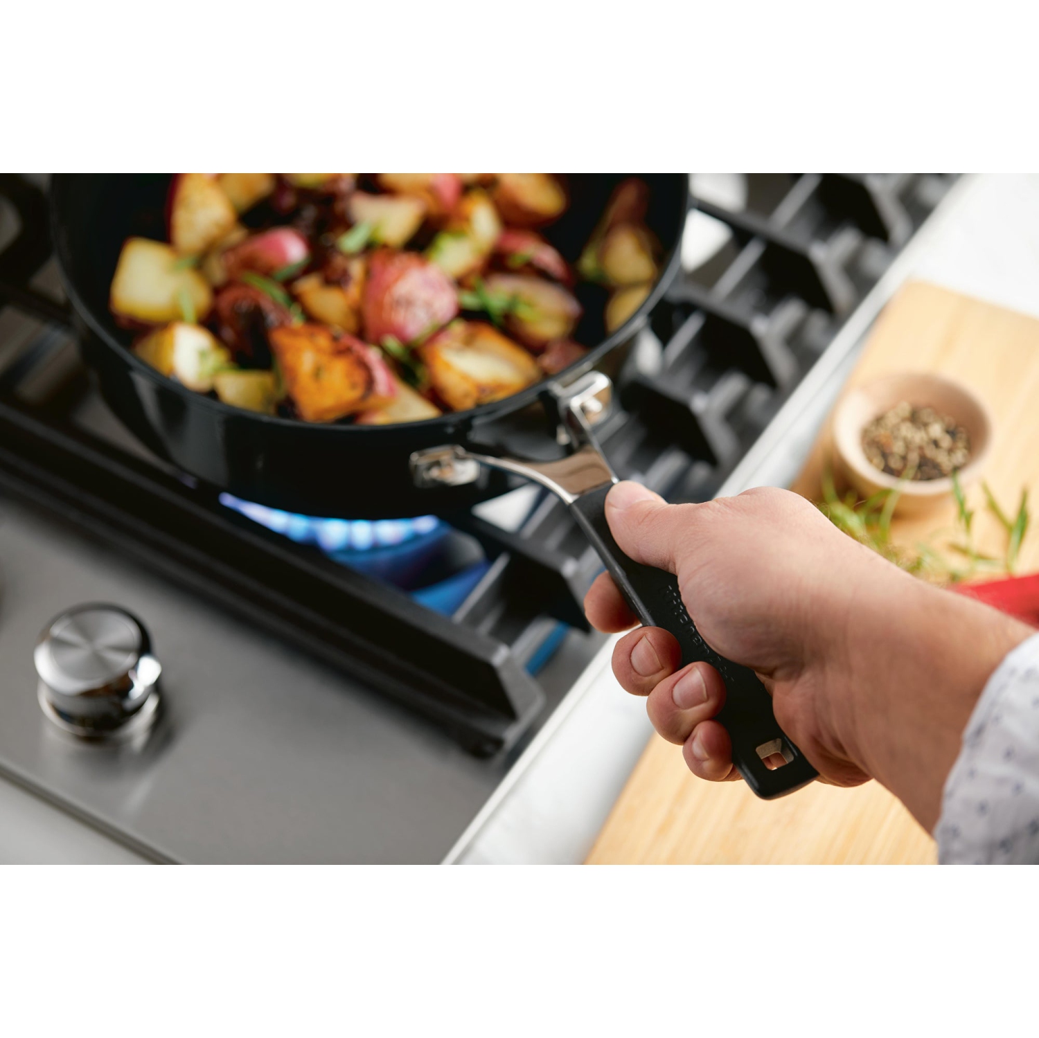 Sauteuse anodisée dure antiadhésive KitchenAid avec couvercle, 3 pintes, noir onyx