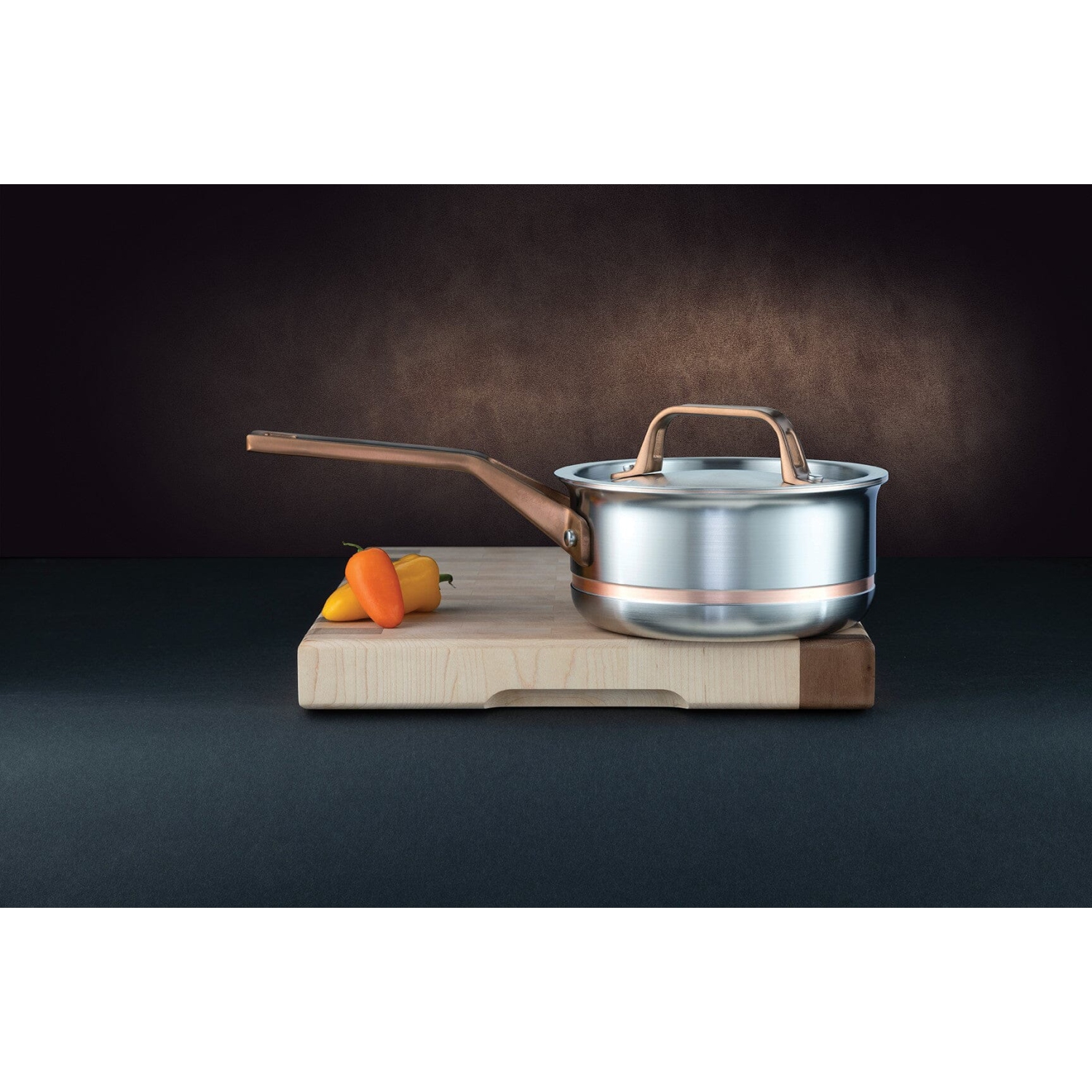 Casserole en acier inoxydable avec couvercle à centre en cuivre 5 épaisseurs CopperClad de 2&nbsp;L, fabriquée au Canada