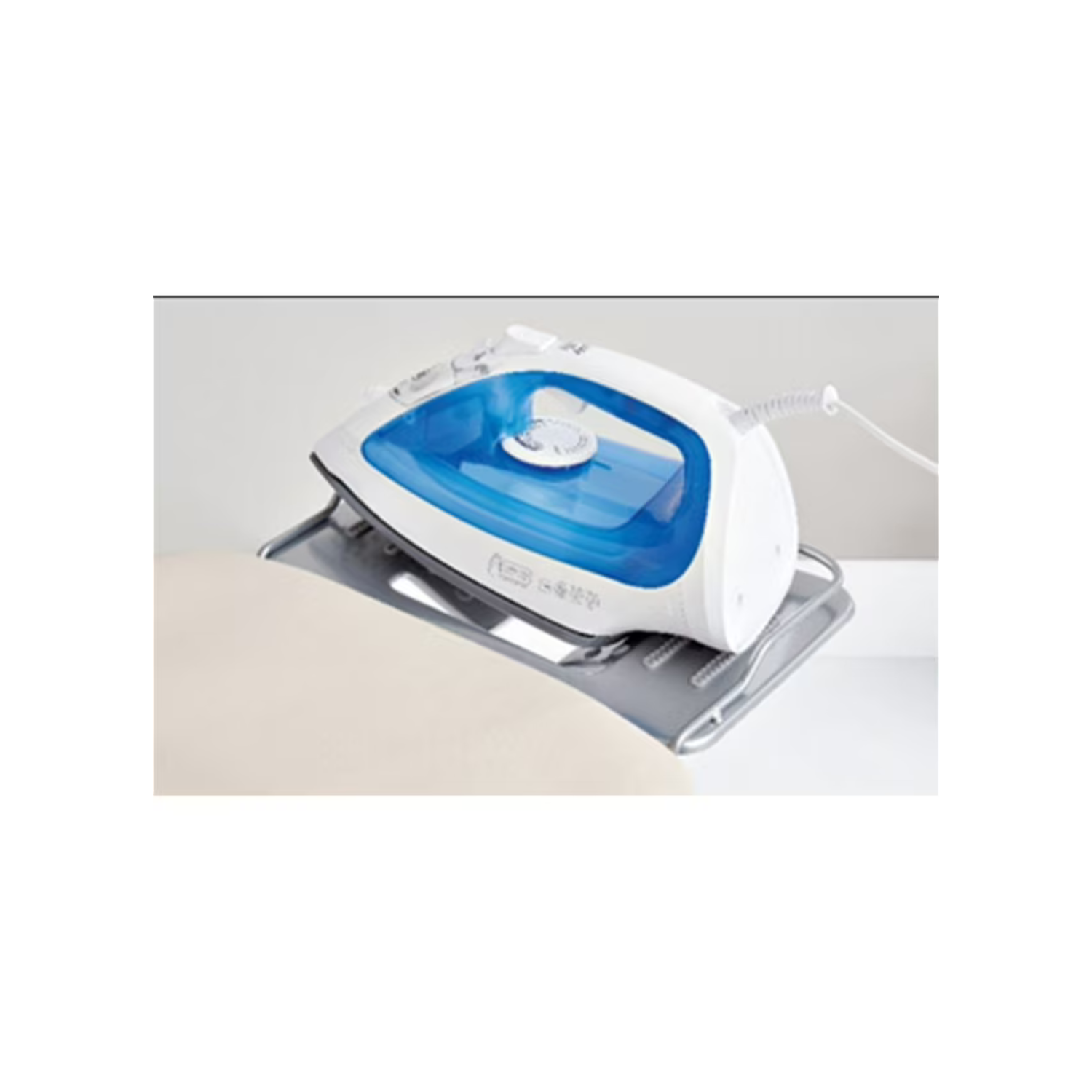 Planche à repasser ajustable à 4 pattes en mailles d'acier, dessus en filet, housse 100 % coton et coussin en mousse. Hauteur réglable jusqu'à