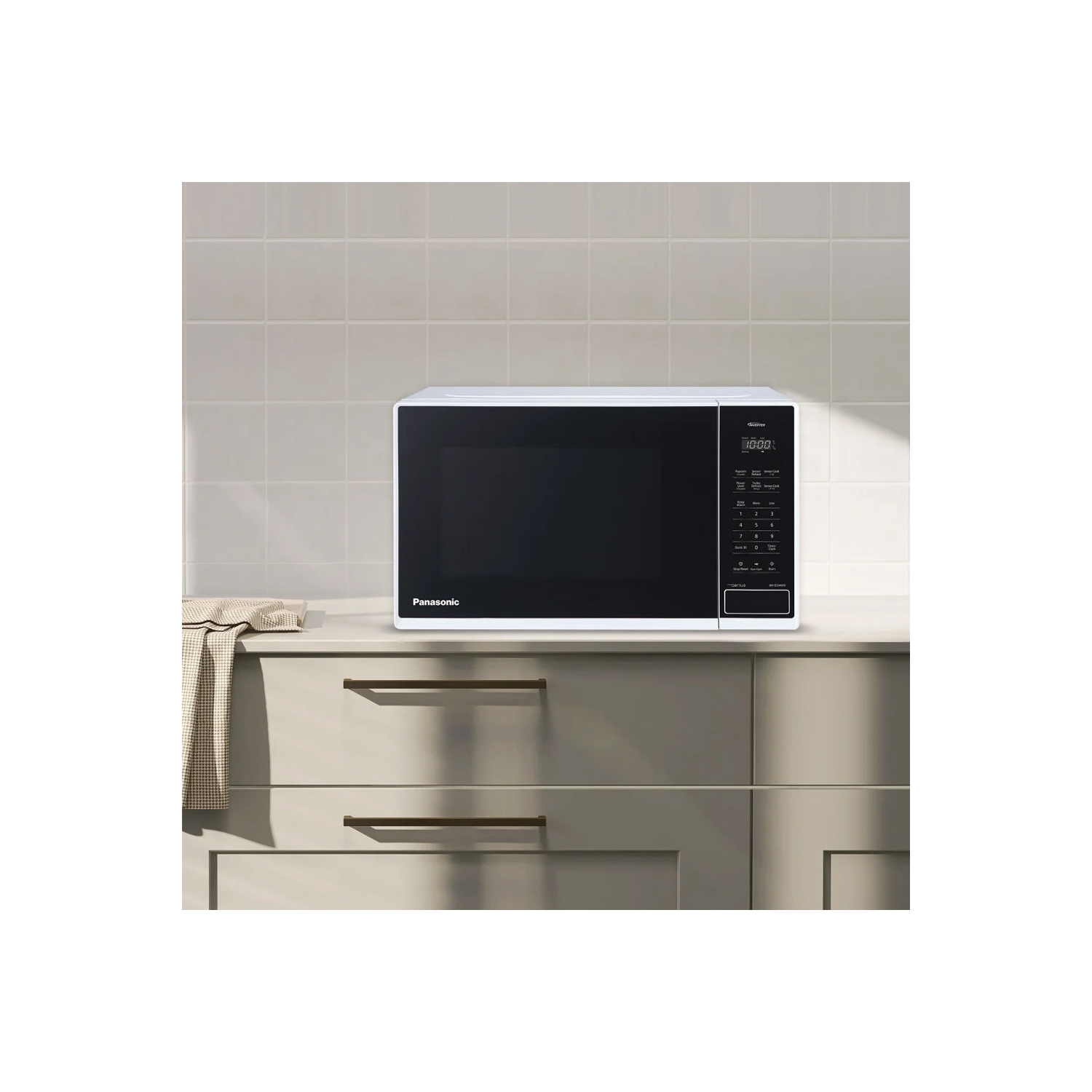 Four à micro-ondes Genius à verrouillage de sécurité pour enfants de 1,3 pi3 de Panasonic NNSC64MWC - Blanc - Boîte ouverte