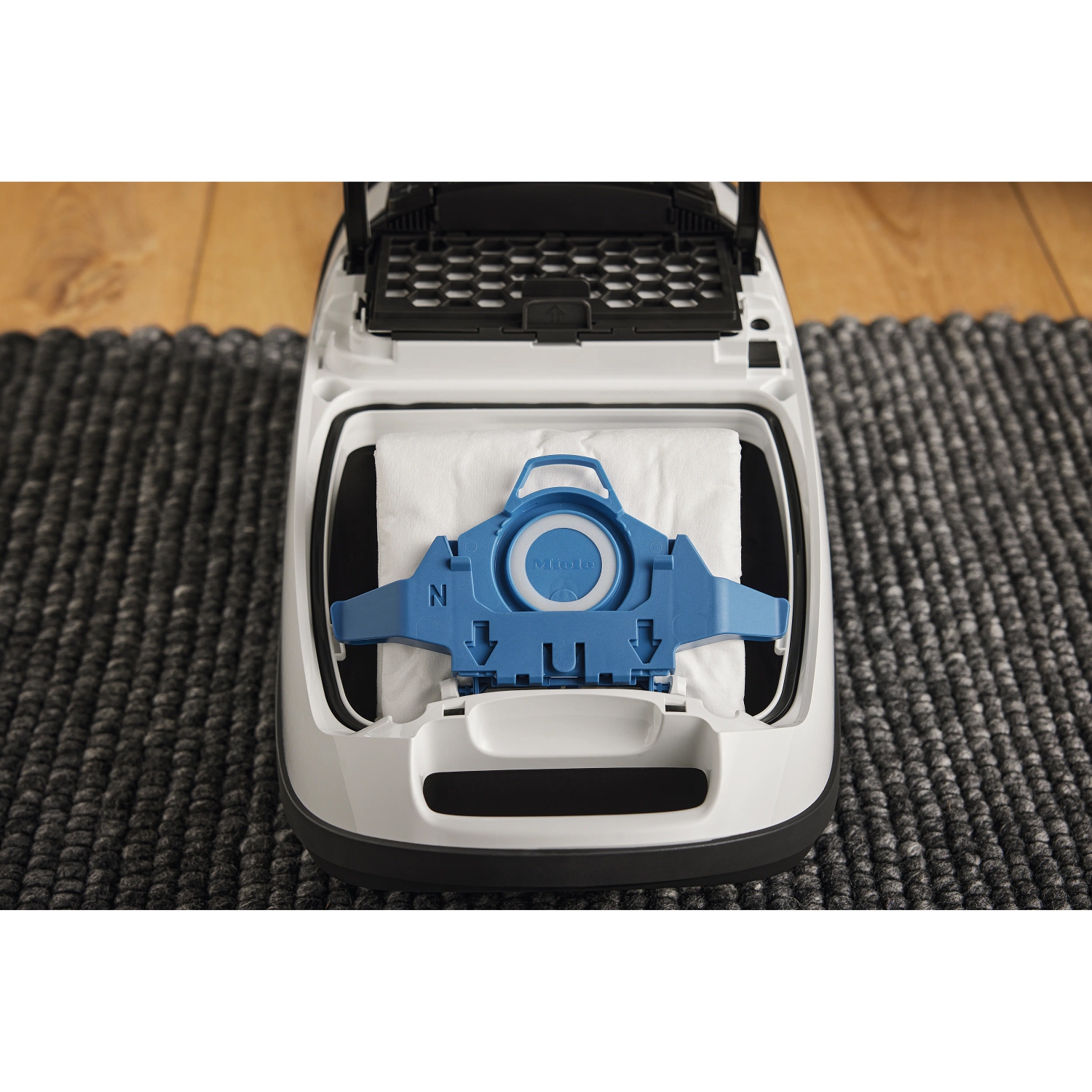 Aspirateur Air Clean 3D Efficiency GN de Miele avec sacs à poussière et filtre