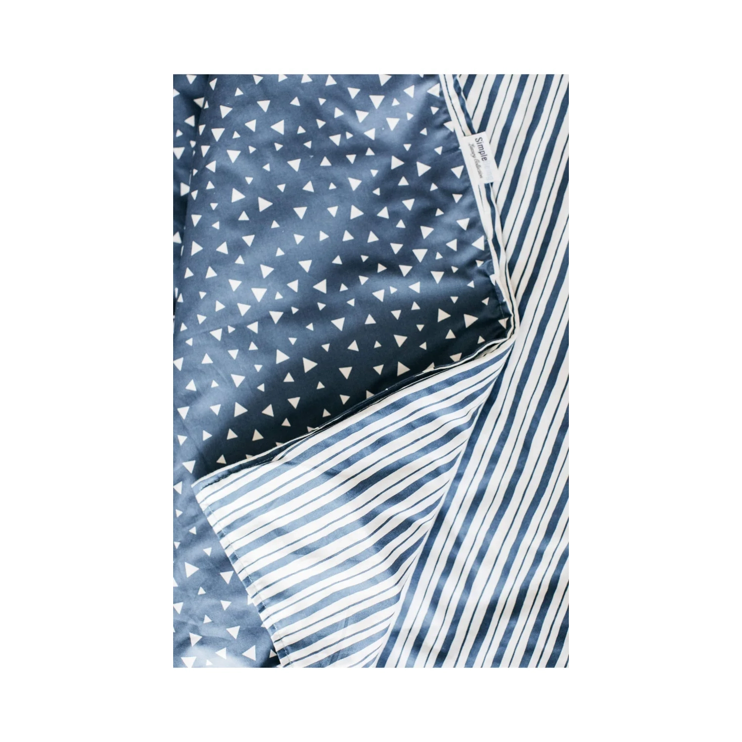 Housse de couette simple Being avec 2 taies d'oreiller - triangle géométrique et rayures bleues | Ensemble de literie de qualité supérieure pour le