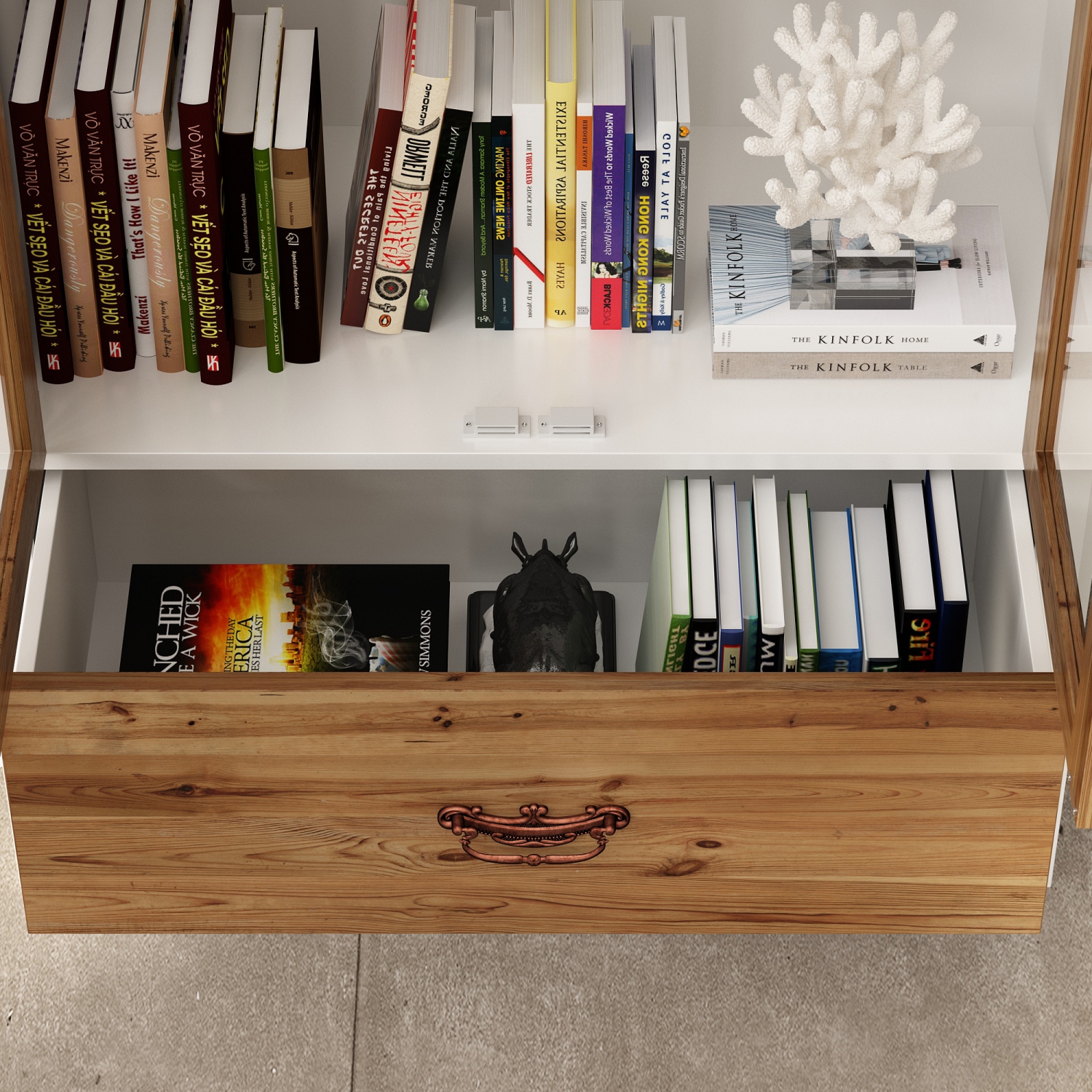 Bibliothèque style rétro Famapy avec détails sculptés, portes en verre et tiroir en bois, bois blanc et bois naturel