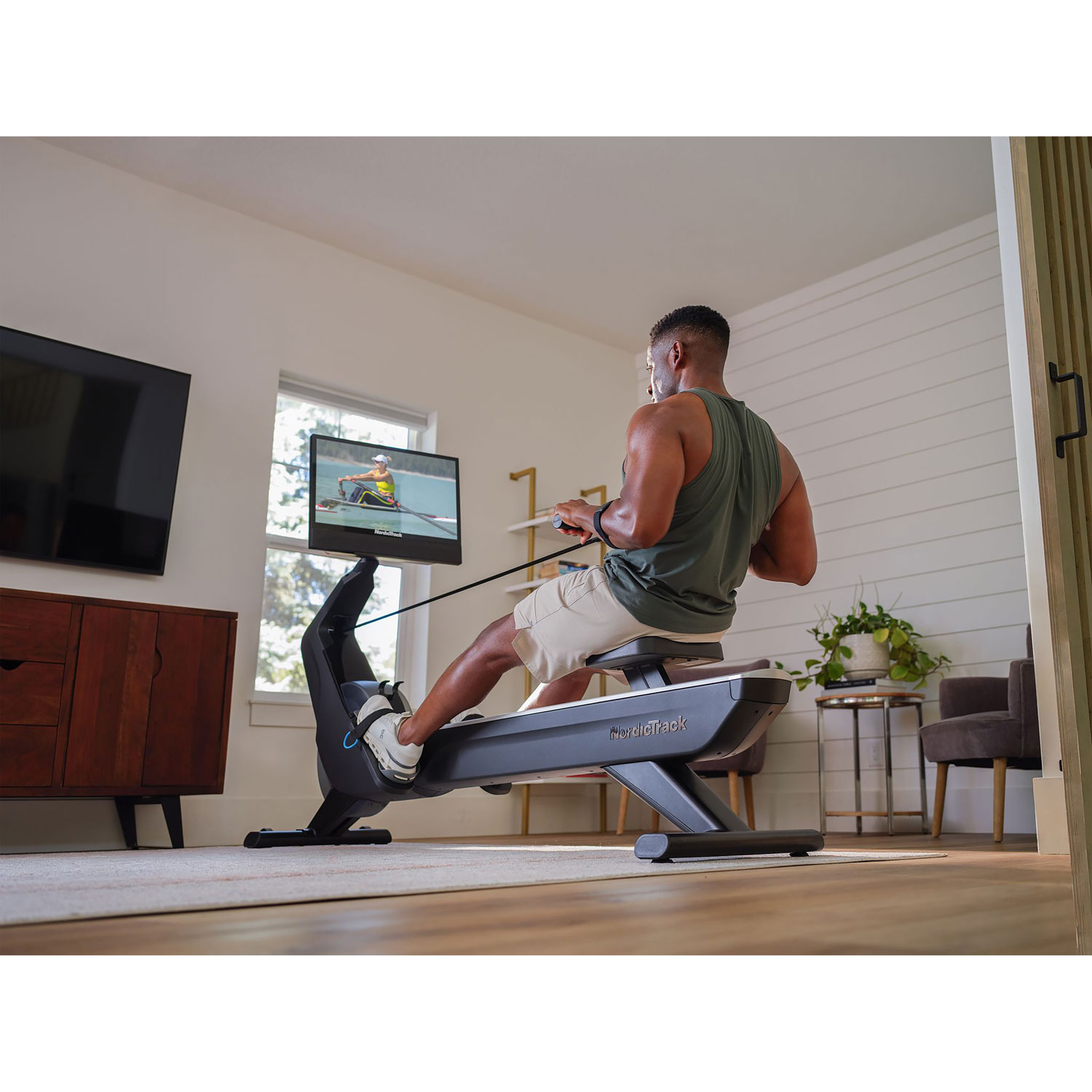 Rameur RW900 de NordicTrack avec écran tactile pivotant de 24 po