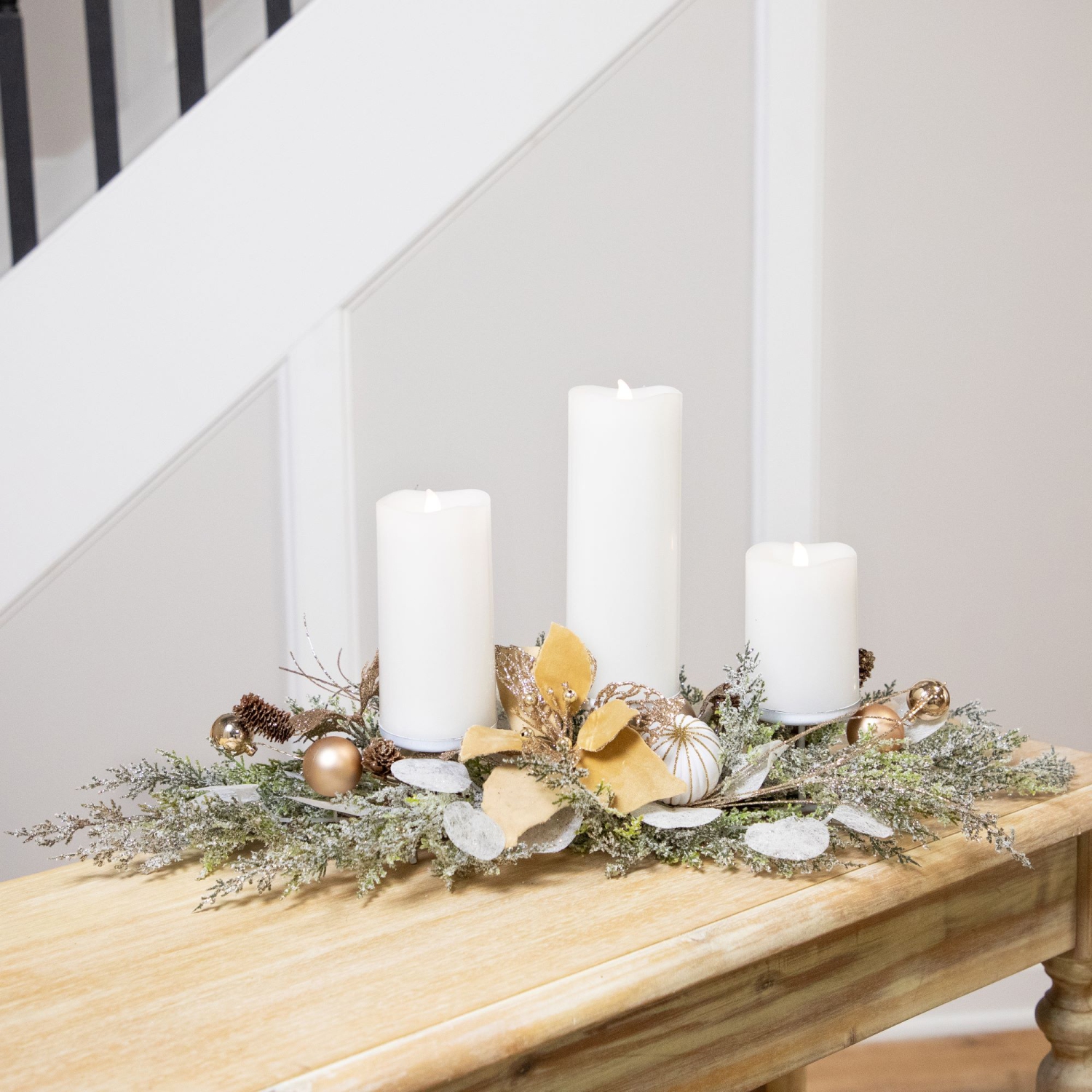 Porte-bougie pilier de Noël avec poinsettias scintillants et ornements - 24 po