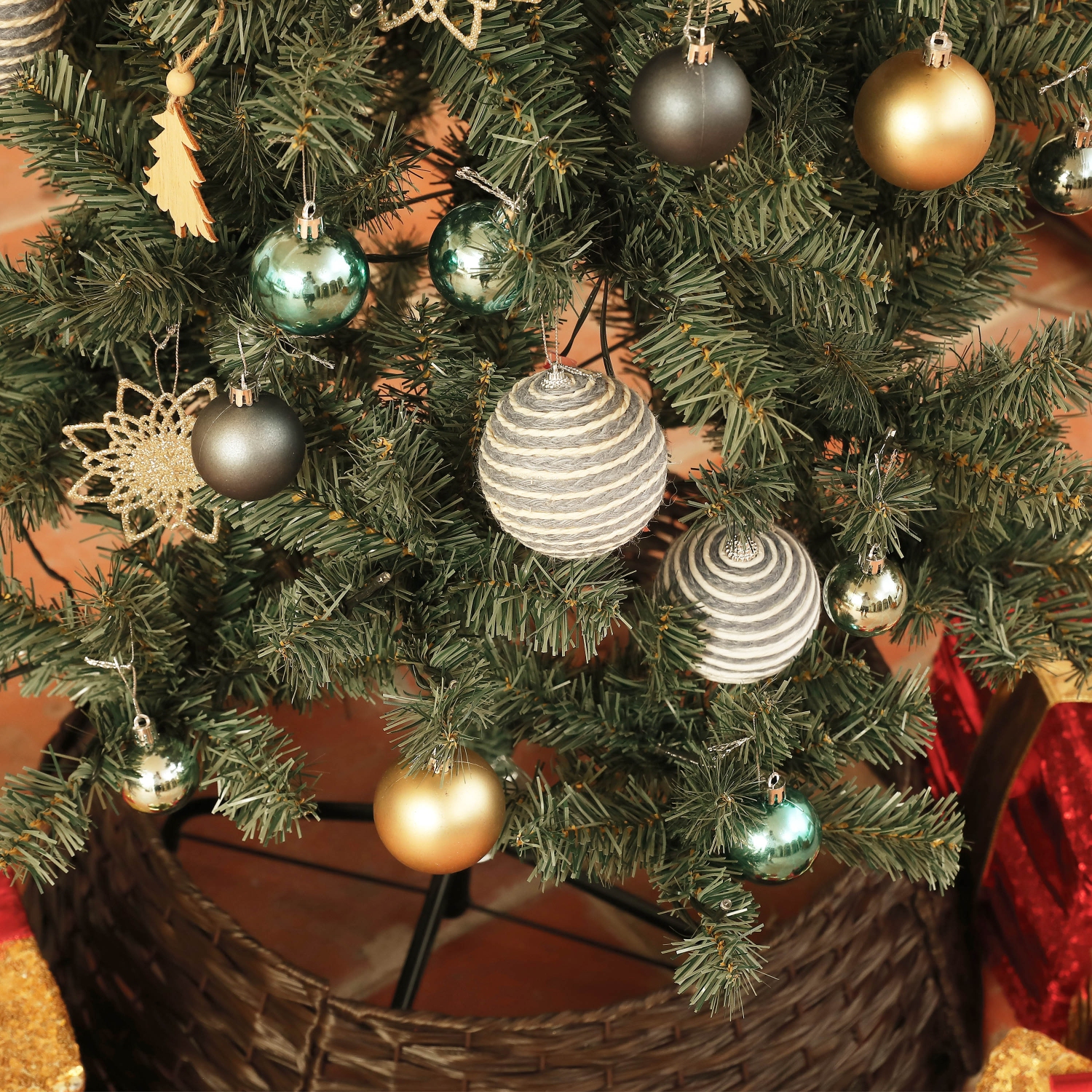 HOMCOM 5ft Artificial Prelit Christmas Tree with 100 Warm White LED Lights and 353 Tips, Metal Stand, Xmas Tree for Home Office Holiday, Green