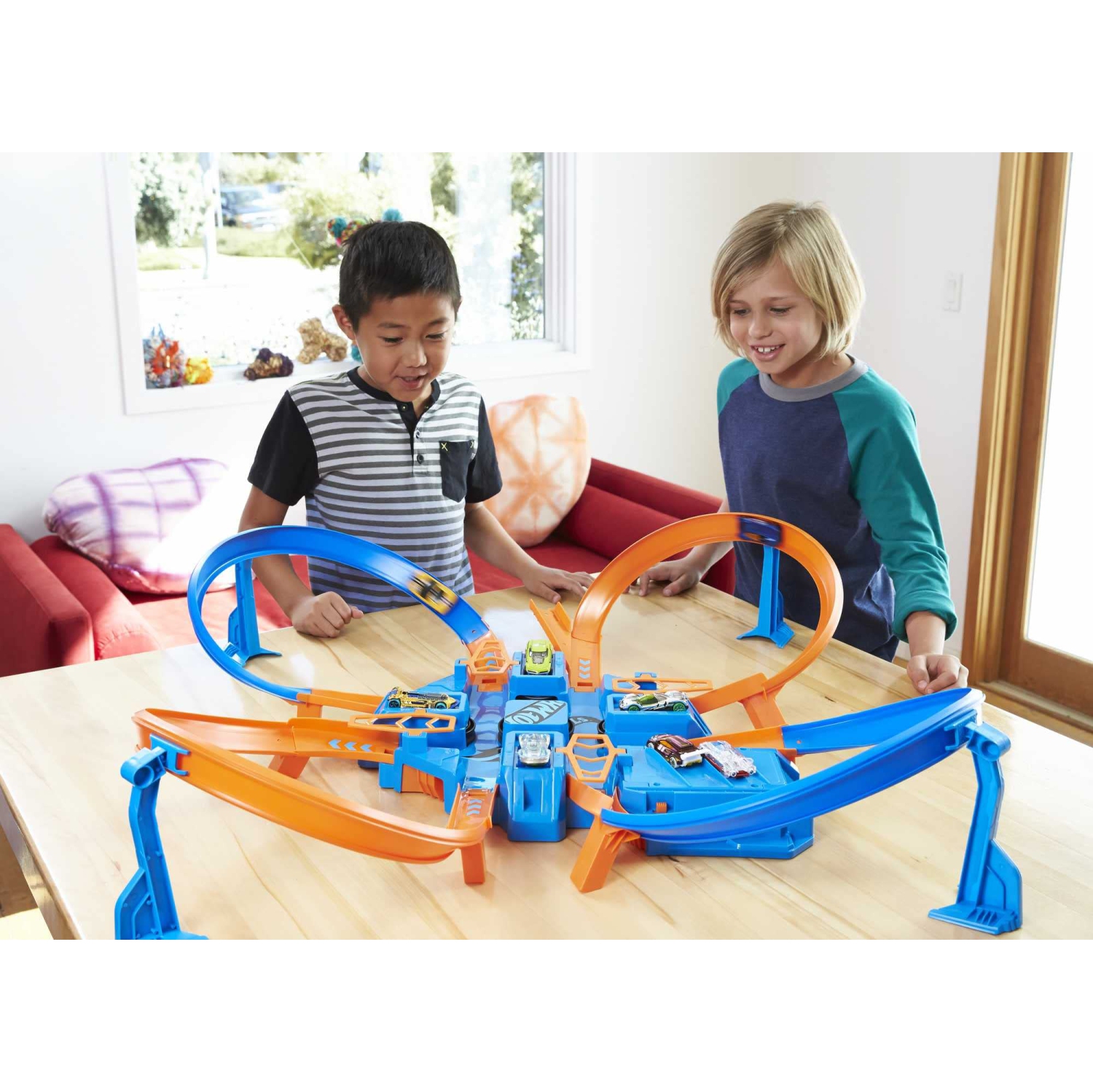 Hot Wheels Toy Car Track Set, Criss Cross Crash with 1:64 Scale Vehicle, Powered by a Motorized Booster