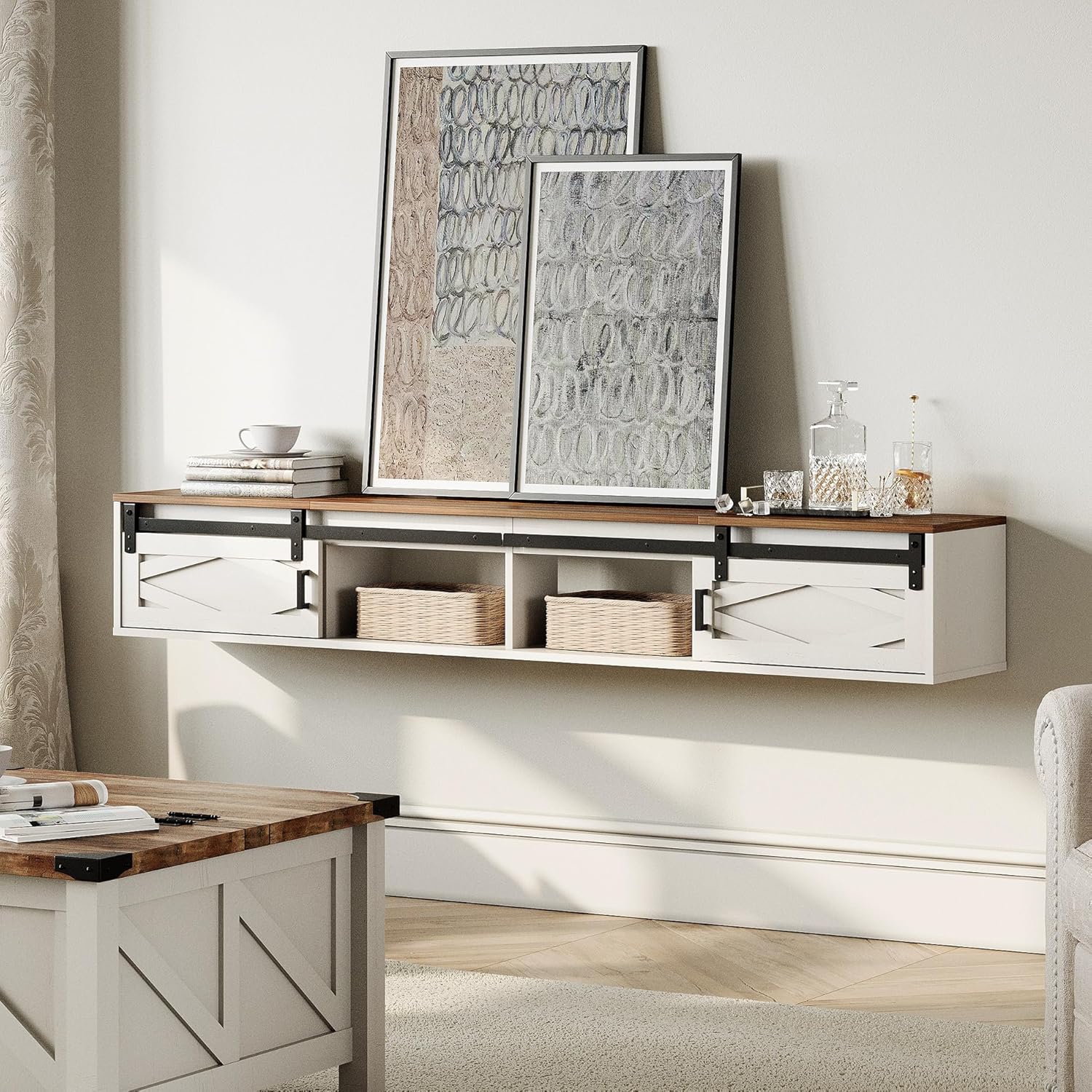 FITUEYES – Étagère flottante pour téléviseur jusqu’à 85 po, meuble de divertissement flottant en bois avec porte de grange coulissante pour salon,