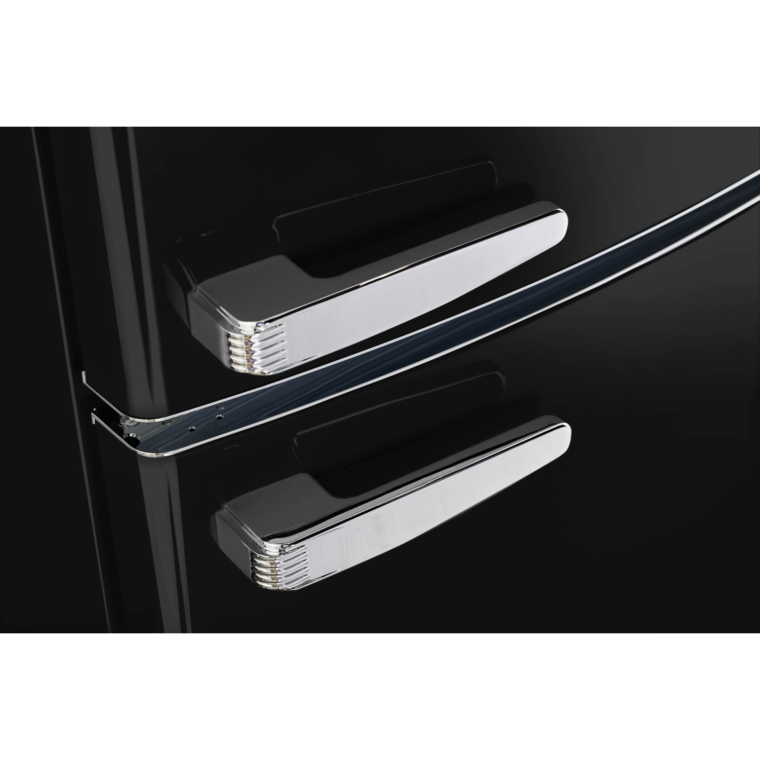 Unique Appliances Classic Retro 24-inch 12 cu. ft. Retro Frost Free Bottom Freezer Refrigerator in Midnight Black